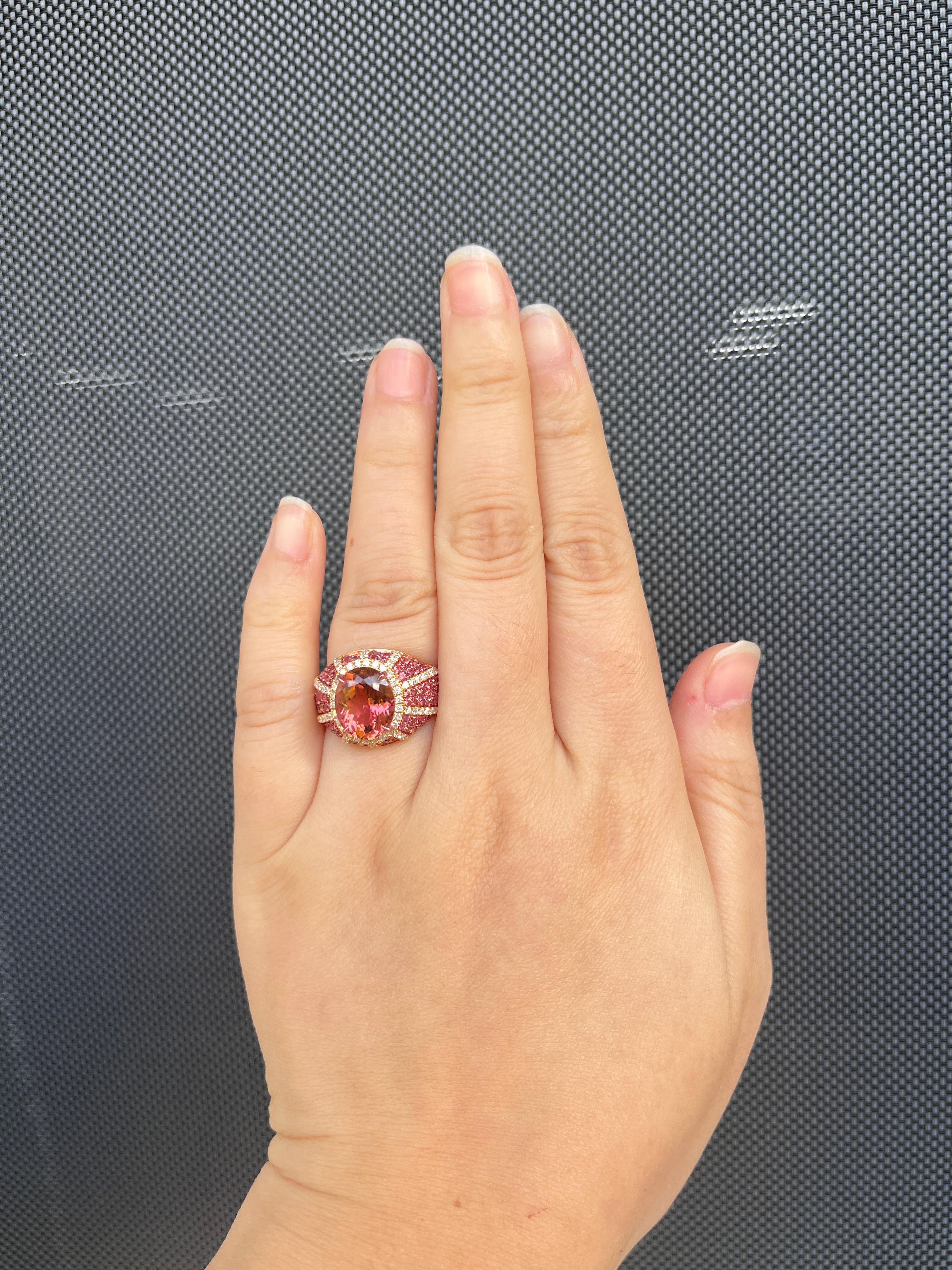 Anillo Art Déco de 3,68 quilates de turmalina rosa, zafiro rosa y diamantes en oro amarillo de 18 quilates Corte oval en venta