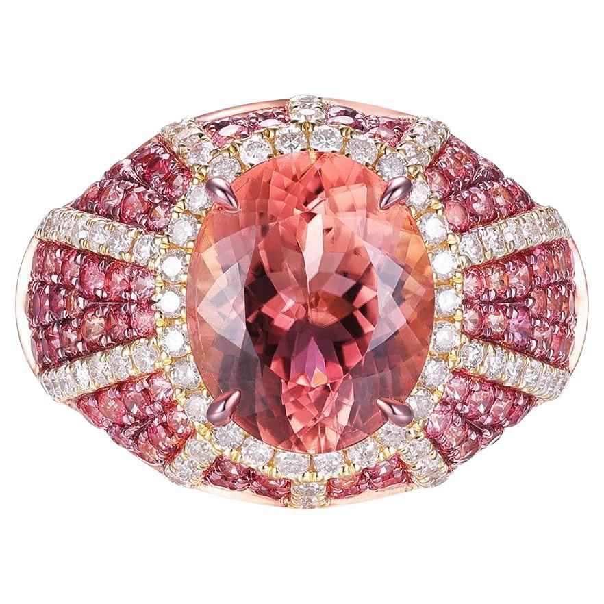 Eleva tu colección de joyas con esta exquisita obra maestra, elaborada por expertos en lujoso oro amarillo de 18 quilates. En su centro, una impresionante turmalina de 3,68 quilates acapara la atención, mostrando sus vívidos y cálidos matices que