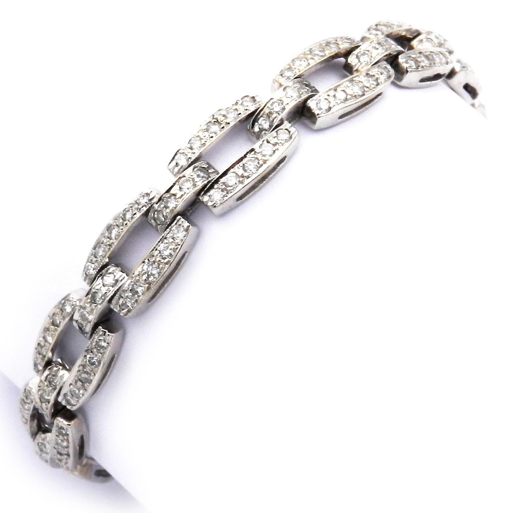 Bracelet Art déco en or blanc 18 carats avec diamants de 3,7 carats, ca. 1920

Elegant bracelet de diamants aux maillons géométriques a été réalisé en or blanc 18K/750. Le bracelet à maillons a été fabriqué vers 1920 et est serti de 196 diamants