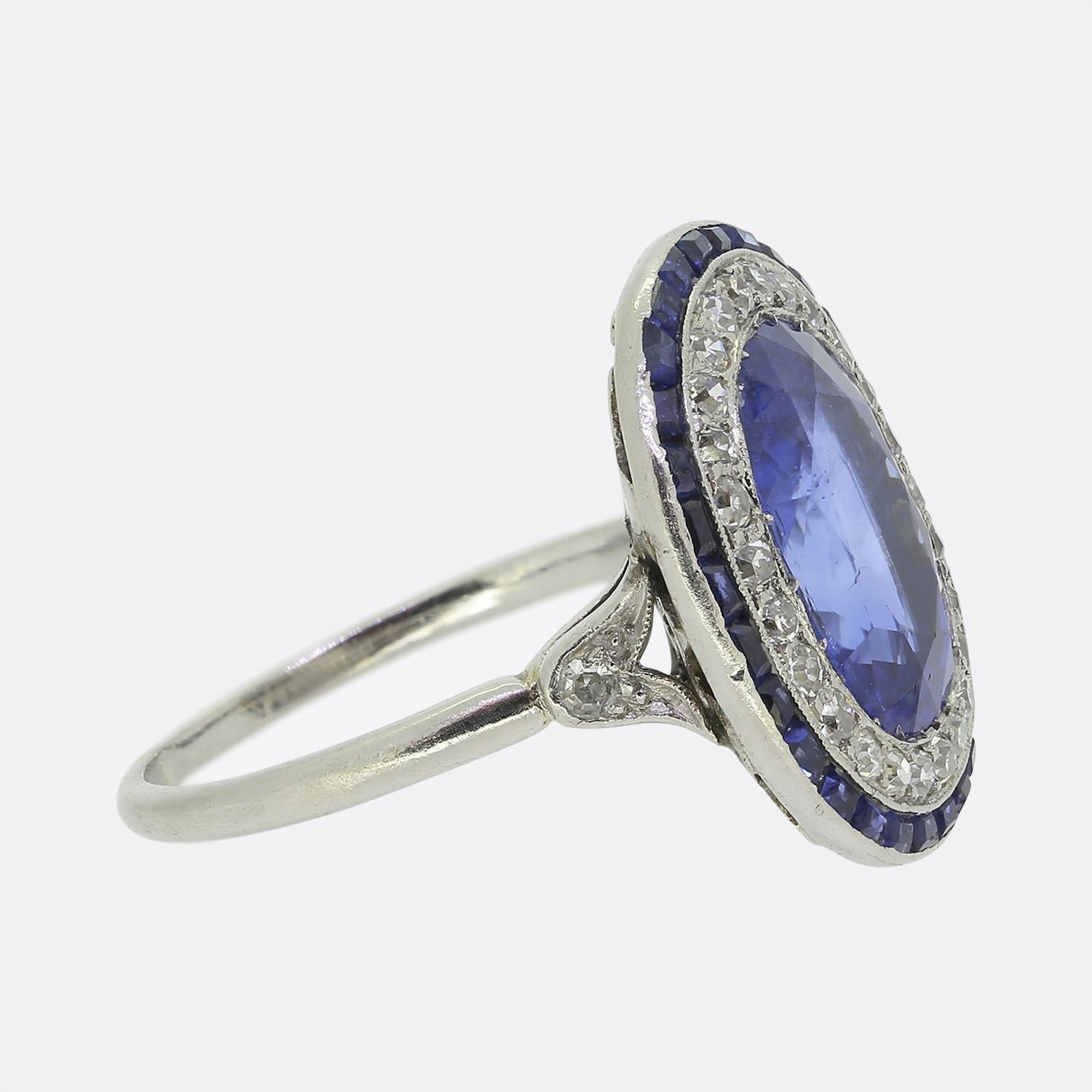 Taille ovale Bague Art déco avec saphir birman de 3,70 carats et diamants en vente