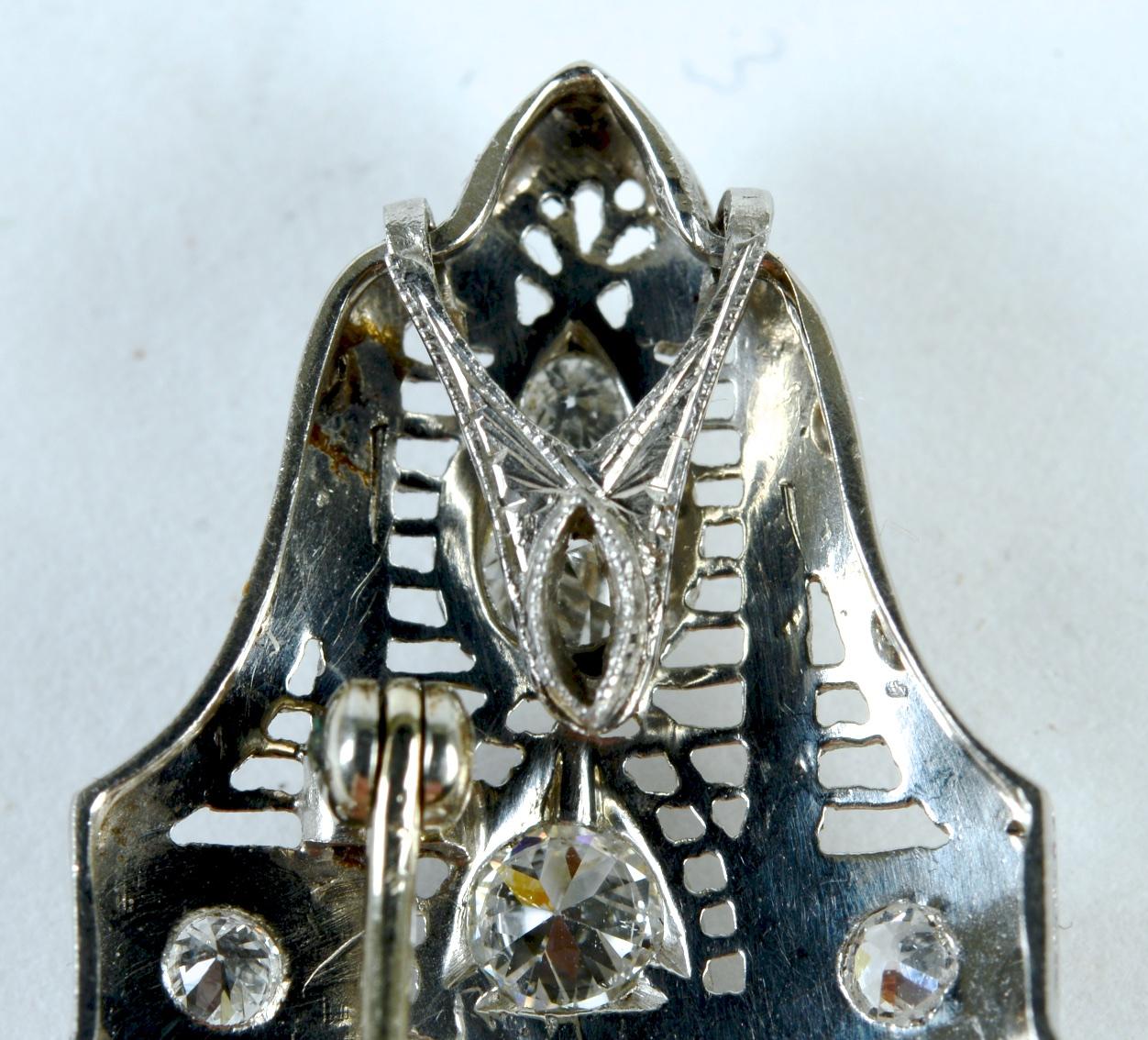 Art-Déco-Brosche/Anhänger aus Platin mit filigranem Fassung und Diamanten und Saphiren im Angebot 3