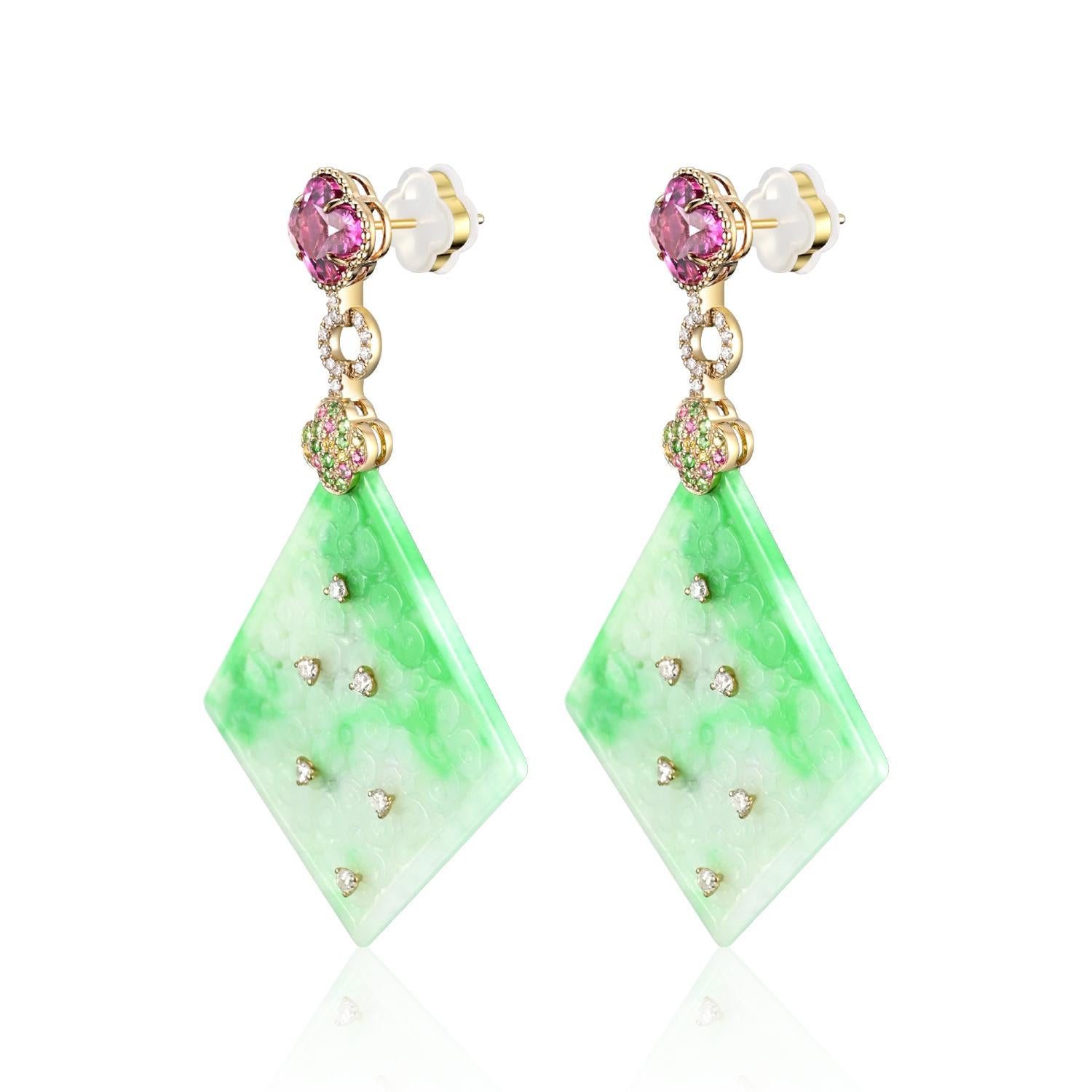 Ces boucles d'oreilles exceptionnelles sont une célébration de la couleur audacieuse et de l'artisanat raffiné. Sertis en or jaune 14 carats, ils présentent deux panneaux de jade naturel en forme de diamant (37,85 ct), chacun sculpté de délicats