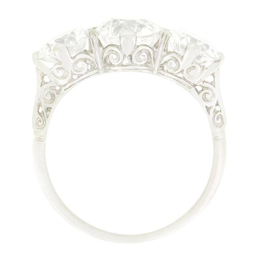 Ein Trio aus funkelnden Altschliff-Diamanten schmückt diesen schönen Dreisteinring aus der Zeit des Art déco. In der Mitte befindet sich der größte der drei Diamanten mit einem Gewicht von 1,75 Karat, während die beiden flankierenden Diamanten