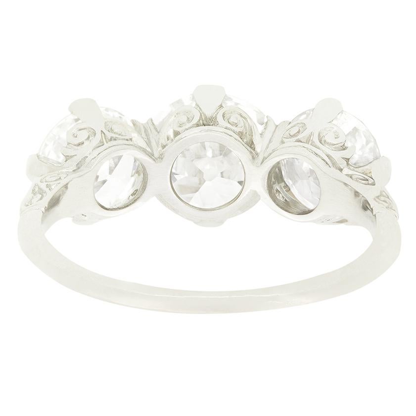 Art Deco 3,85ct Diamant Drei Stein Ring, ca. 1920er Jahre (Alteuropäischer Schliff) im Angebot