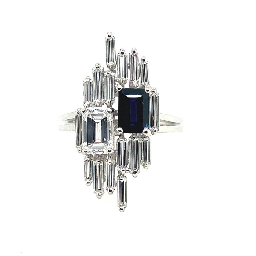 Seltener Art-Deco-Ring aus Platin mit Naturdiamanten und Saphiren.

Der Mittelstein ist ein 0,84 Karat GIA zertifiziert D Farbe, SI1 Klarheit Natural Emerald Cut Diamond ohne Fluoreszenz, Messung 6.92x4.52x3.07mm. 

Daneben befindet sich ein