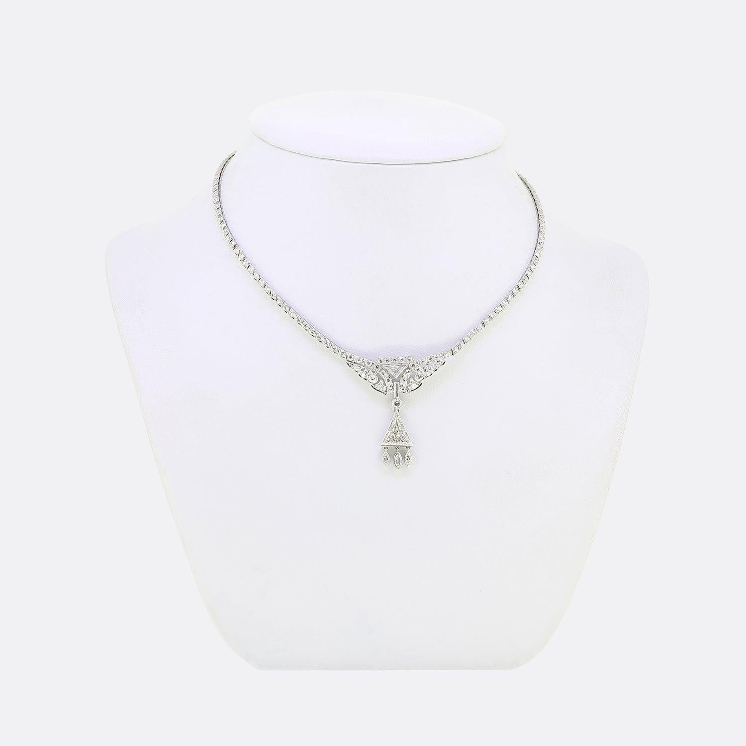 Ecco una spettacolare collana di diamanti Art Déco. Questo pezzo dal design intricato è composto da una serie continua di diamanti rotondi taglio brillante uniti l'uno all'altro attraverso singole maglie incassate. Il centro del pezzo è stato