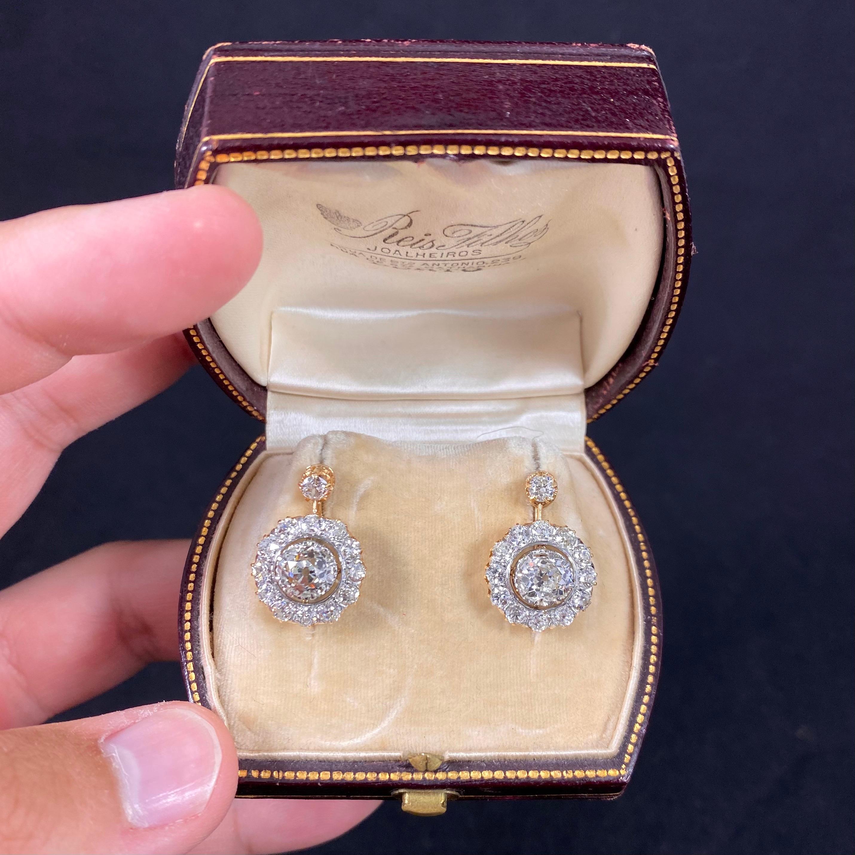 Ein Paar Art-Déco-Ohrringe mit 3,94 Karat Diamanten im Old-Mine-Schliff aus 19,2kt Gelbgold und Platin, Portugal, 1940er Jahre. In der Mitte jedes Ohrrings befindet sich ein großer Diamant im Old-Mine-Schliff, der von einem Kranz kleinerer Diamanten