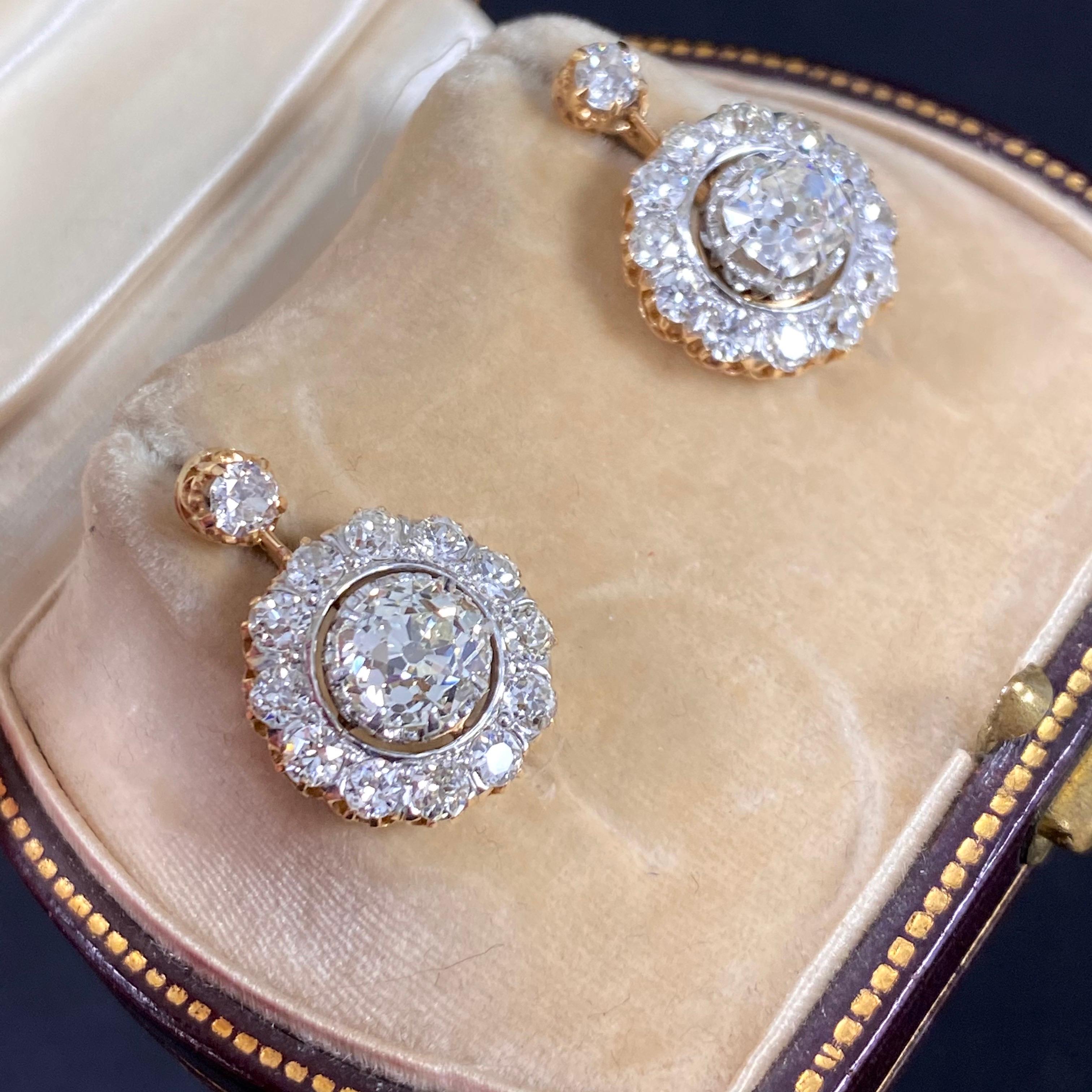 Art déco Boucles d'oreilles art déco en or jaune et platine avec diamants taille vieille mine de 3,94 carats, années 1940 en vente