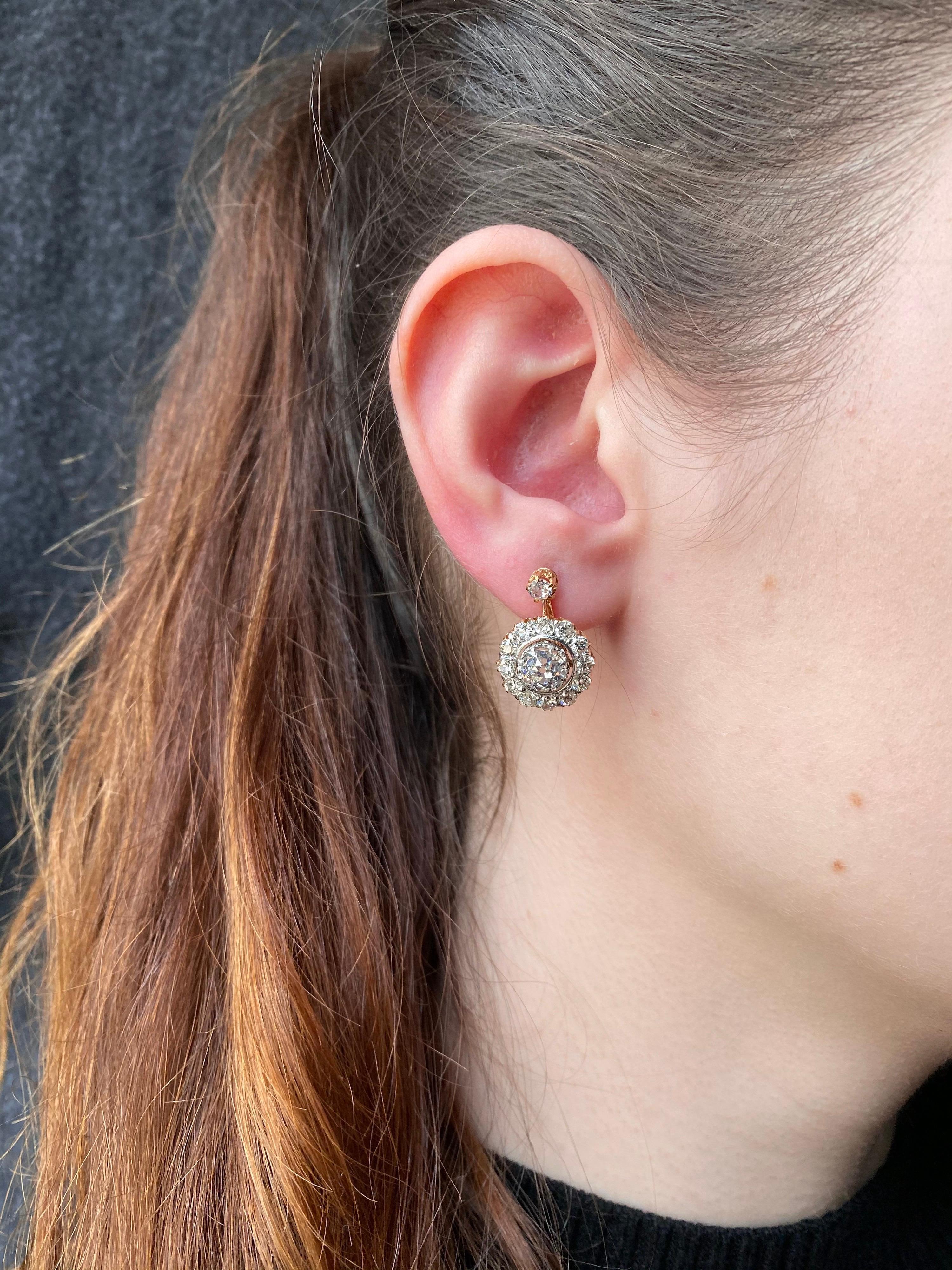 Boucles d'oreilles art déco en or jaune et platine avec diamants taille vieille mine de 3,94 carats, années 1940 Pour femmes en vente