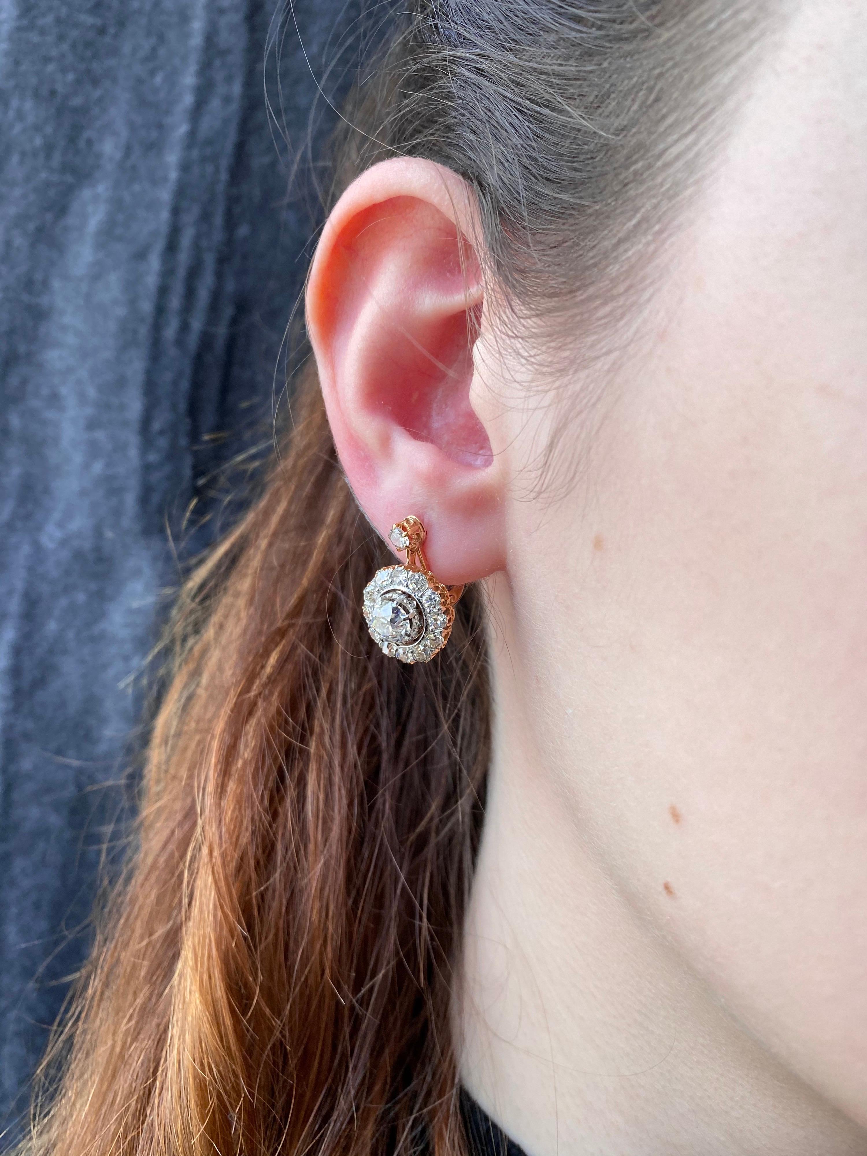 Boucles d'oreilles art déco en or jaune et platine avec diamants taille vieille mine de 3,94 carats, années 1940 en vente 2