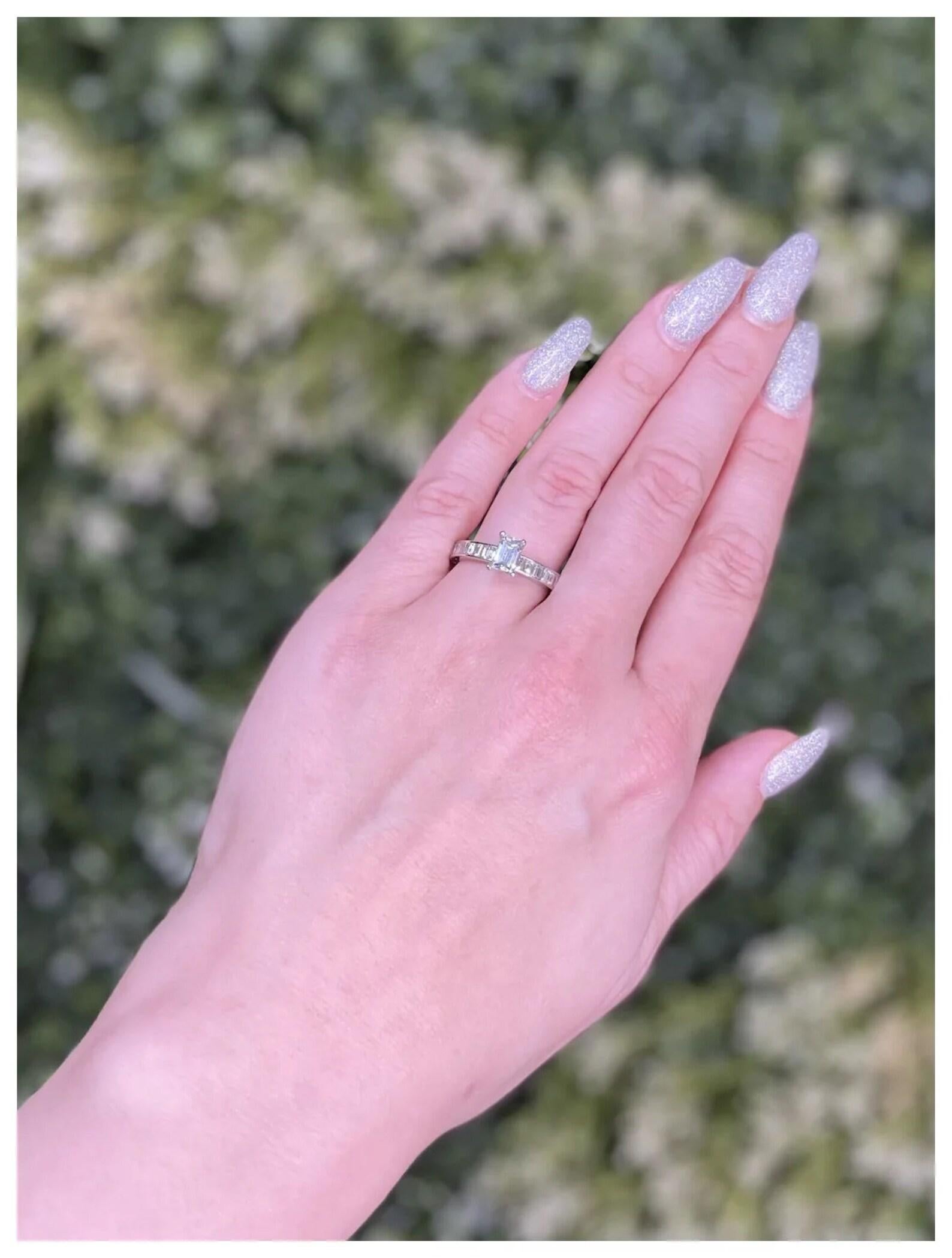 Verlobungsring aus Platin mit 3,95 Karat Diamant im Smaragdschliff im Art déco-Stil Damen im Angebot