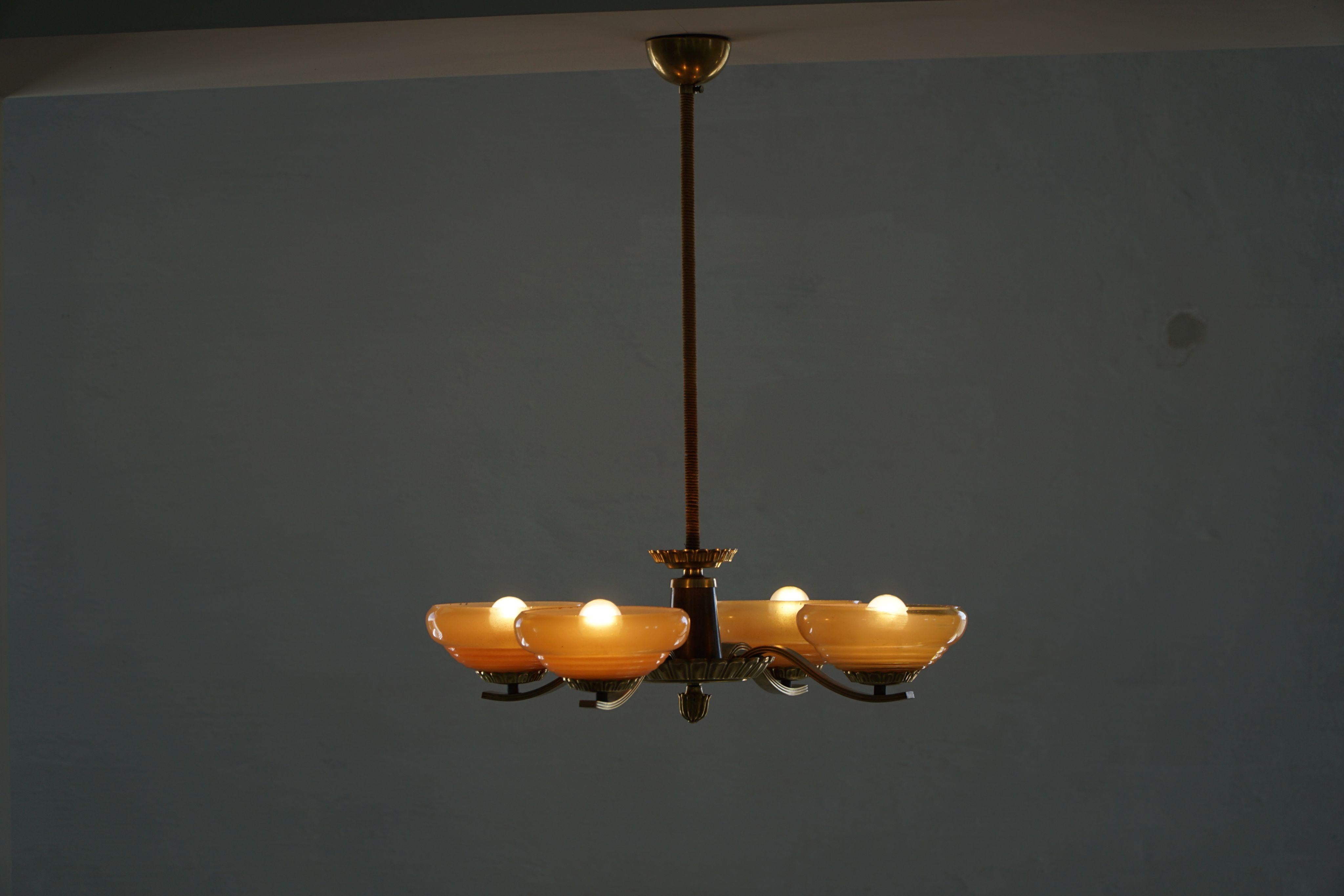 Lustre Art Déco à 4 branches en verre et laiton, Suède, années 1940 en vente 3