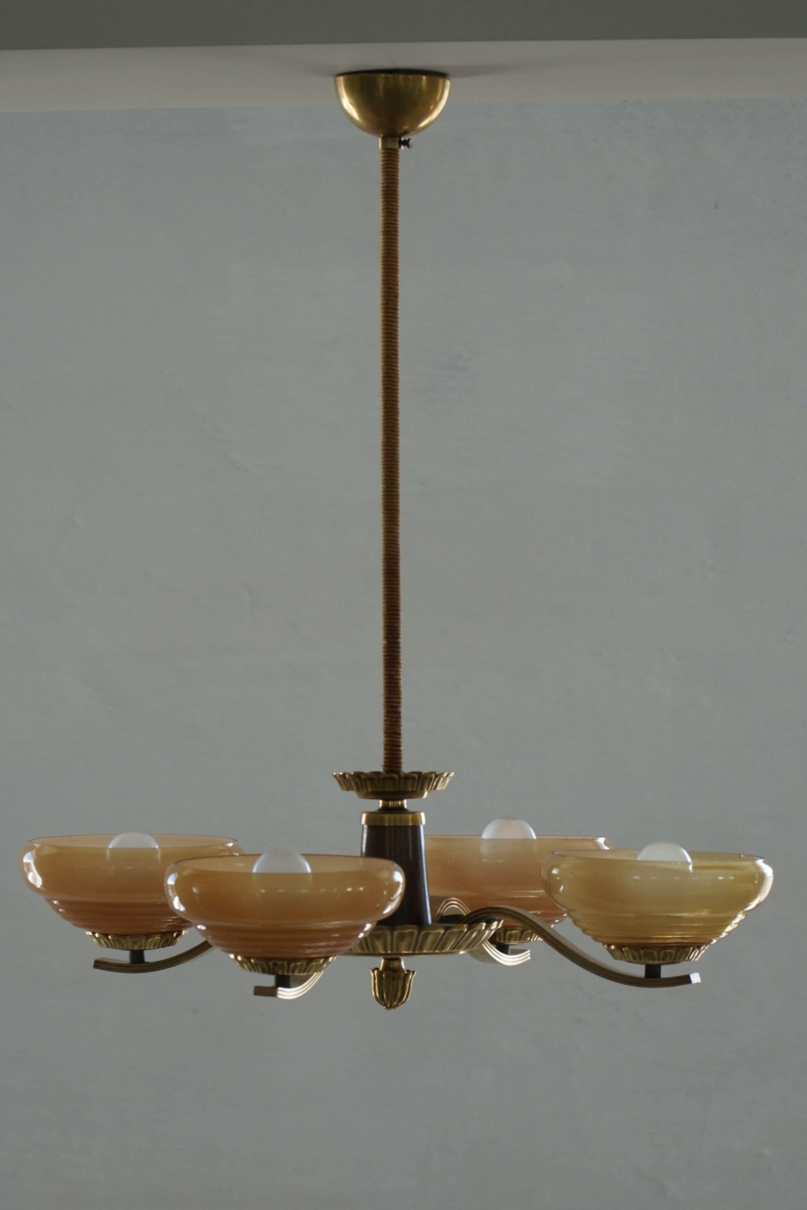 Lustre Art Déco à 4 branches en verre et laiton, Suède, années 1940 en vente 6