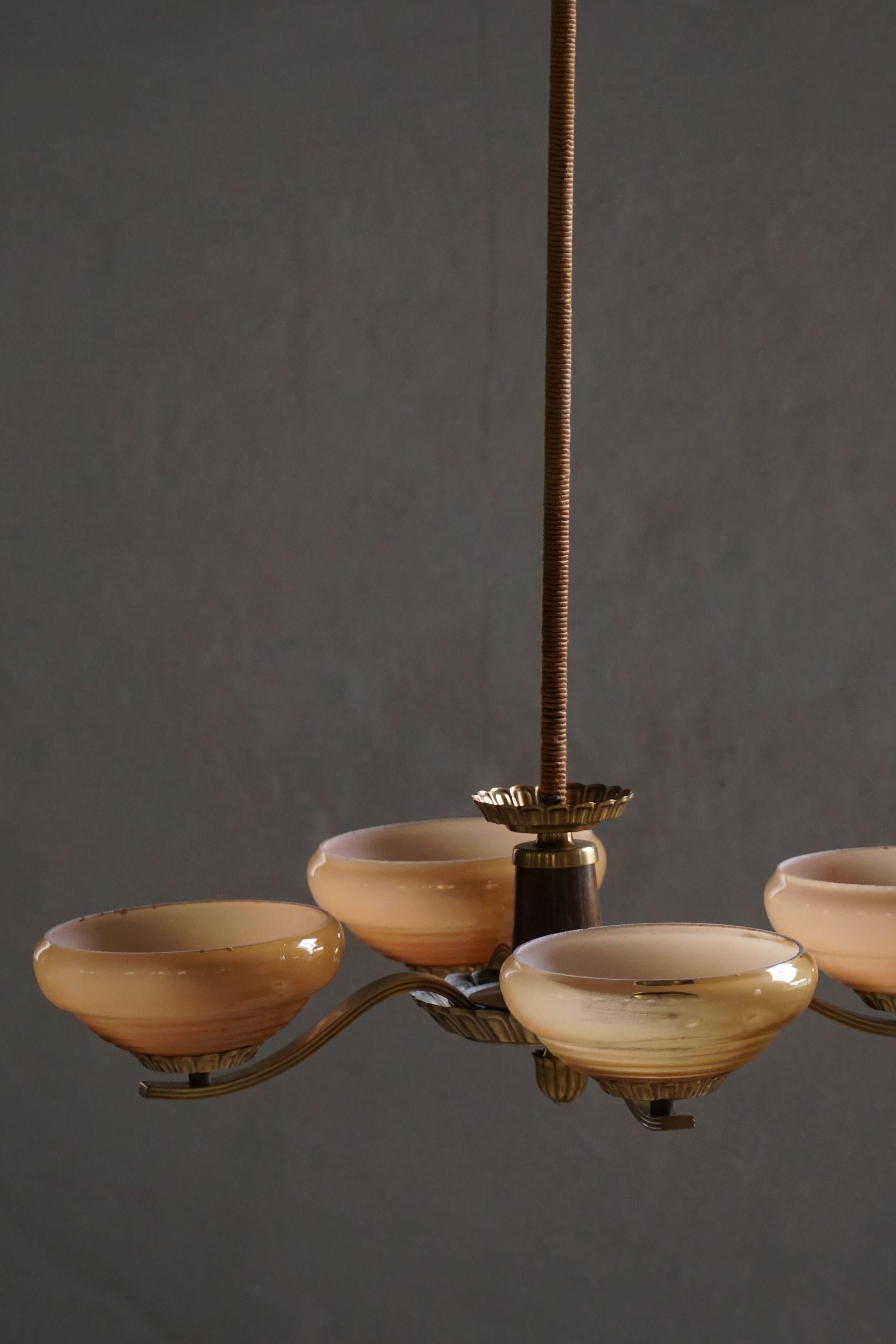 Suédois Lustre Art Déco à 4 branches en verre et laiton, Suède, années 1940 en vente