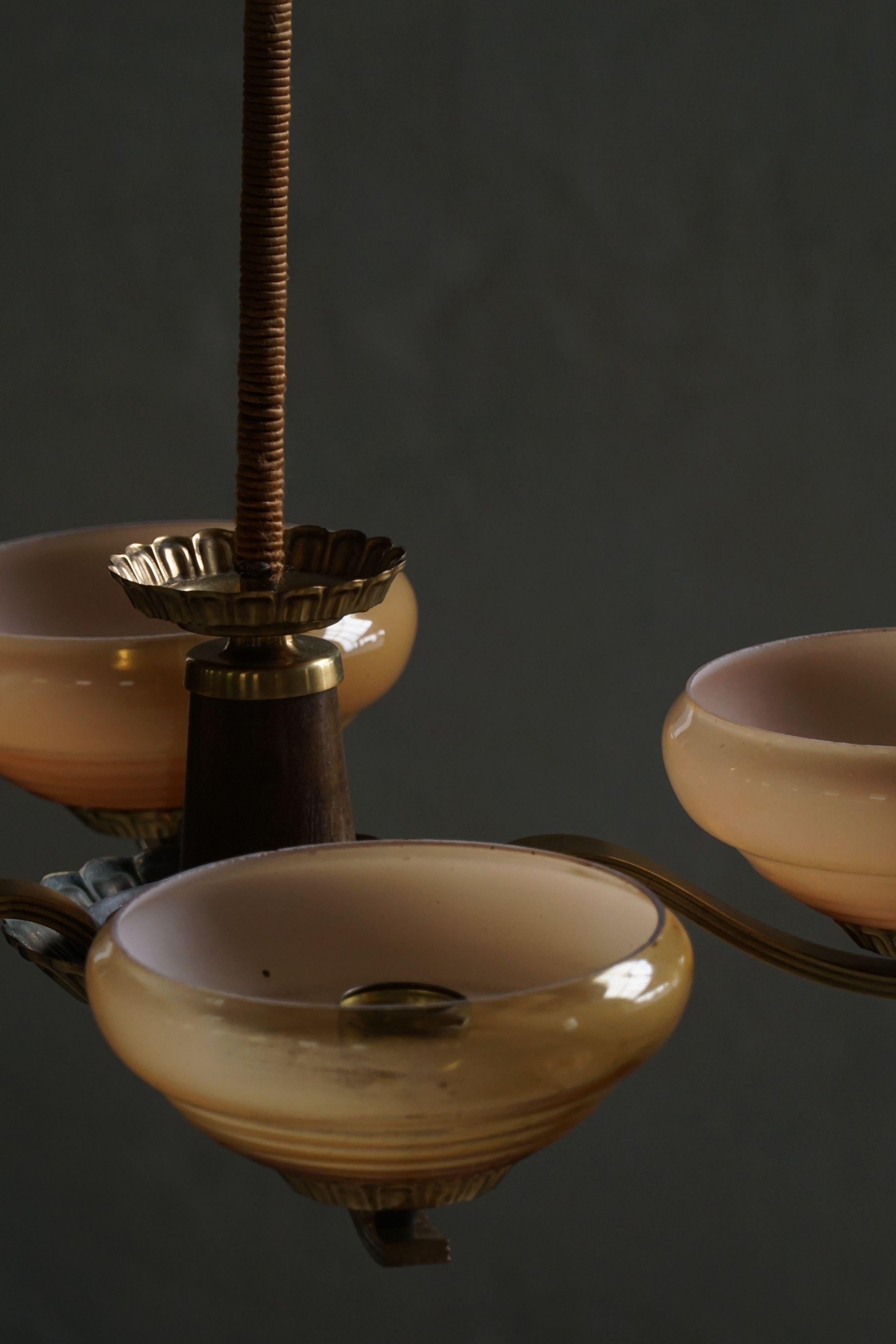 20ième siècle Lustre Art Déco à 4 branches en verre et laiton, Suède, années 1940 en vente