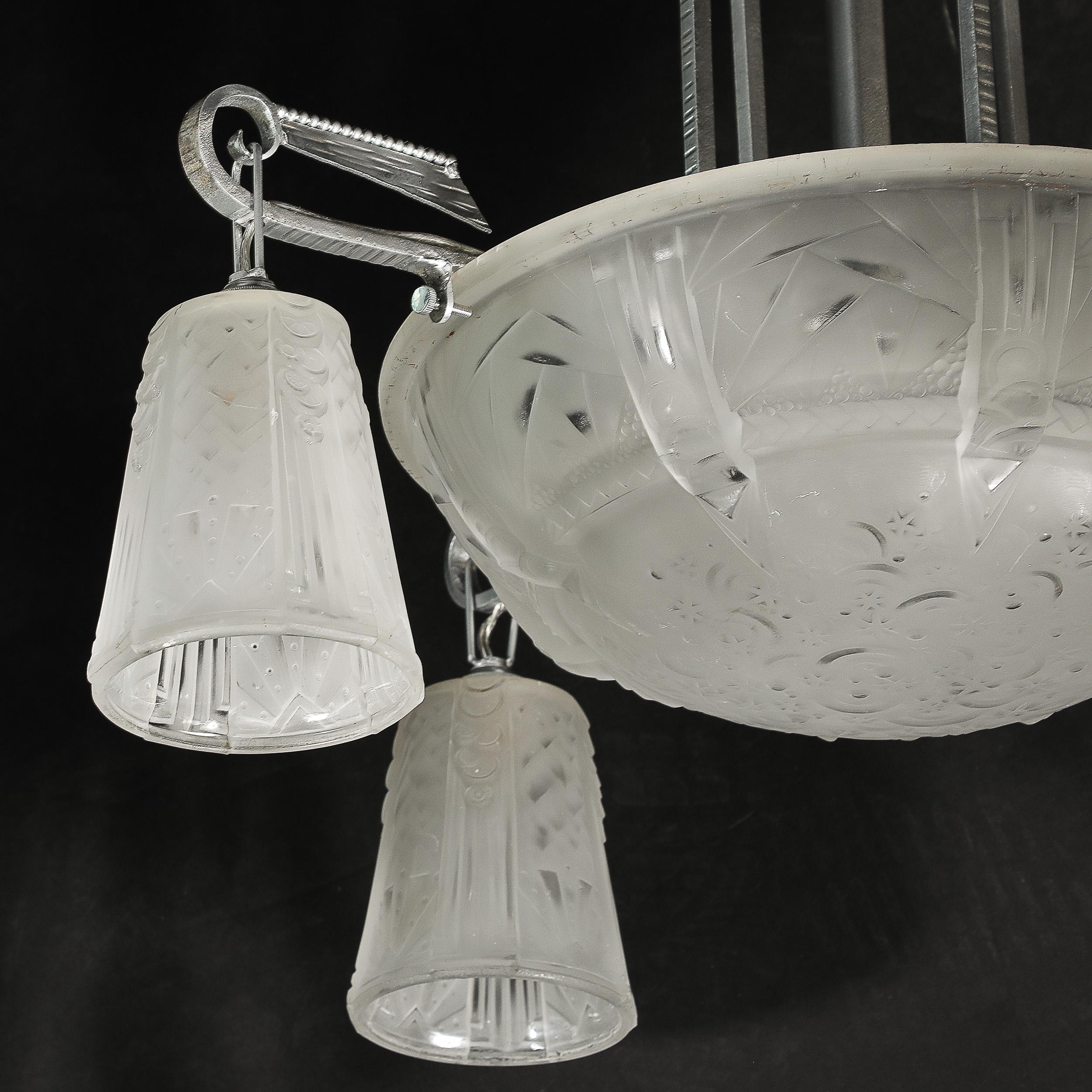 Lampadario Art Deco a 4 bracci in vetro smerigliato e bronzo argentato firmato Muller Frères in vendita 6