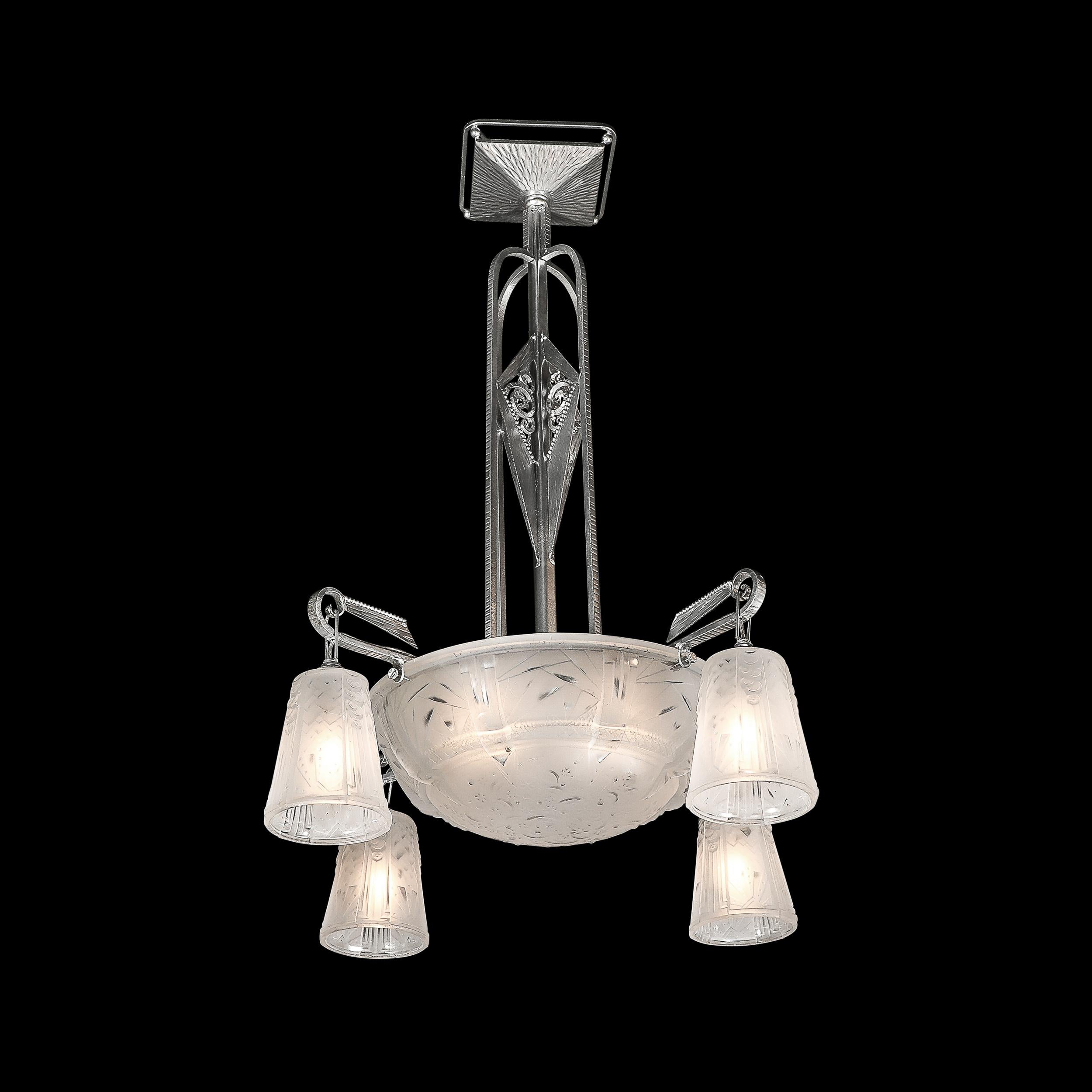 Questo elegante e materialmente squisito lampadario Art Deco a quattro bracci in vetro smerigliato e bronzo argentato firmato Muller Frères proviene dalla Francia, circa dal 1930. La cornice e il baldacchino sono in bronzo argentato e la finitura