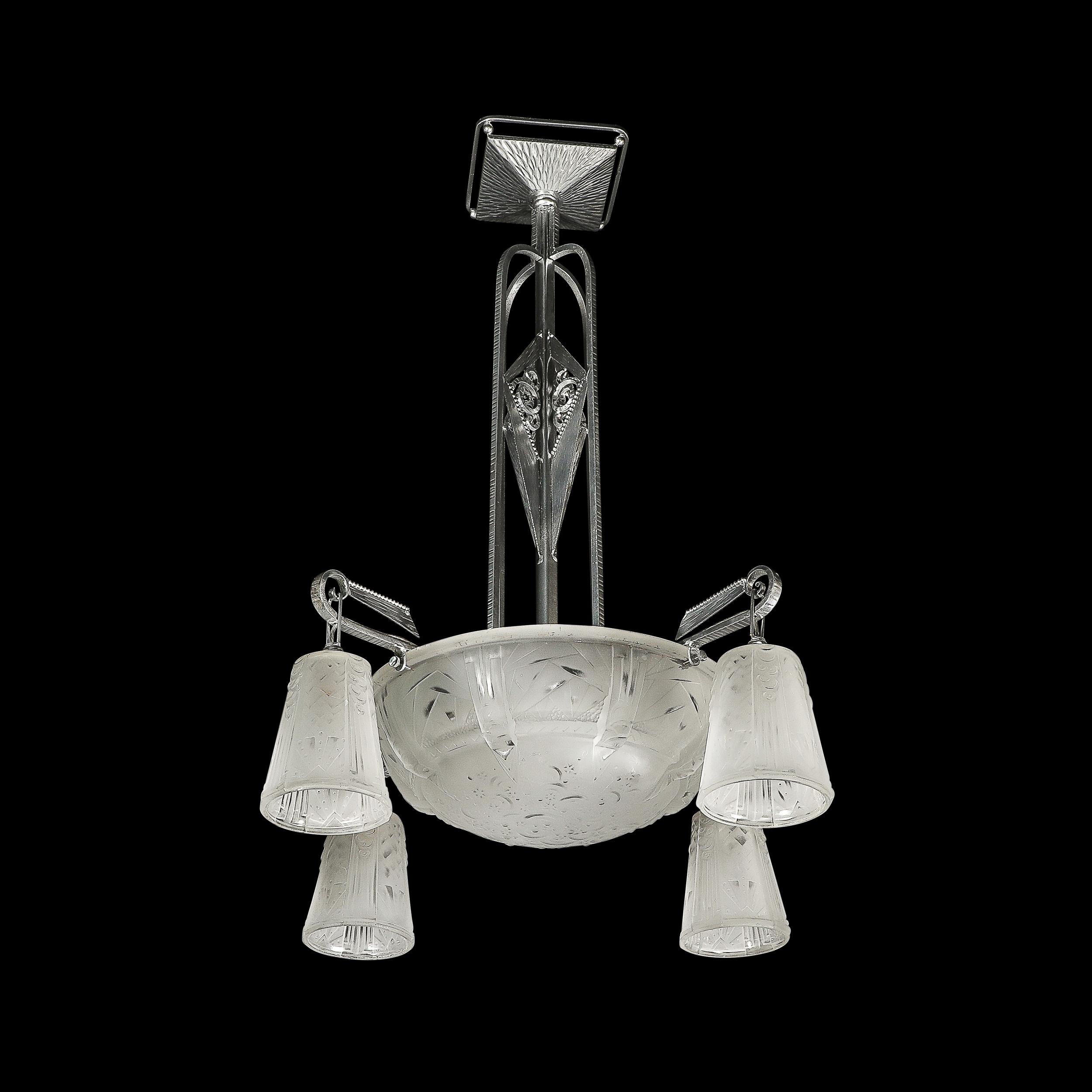 Art Déco Lampadario Art Deco a 4 bracci in vetro smerigliato e bronzo argentato firmato Muller Frères in vendita