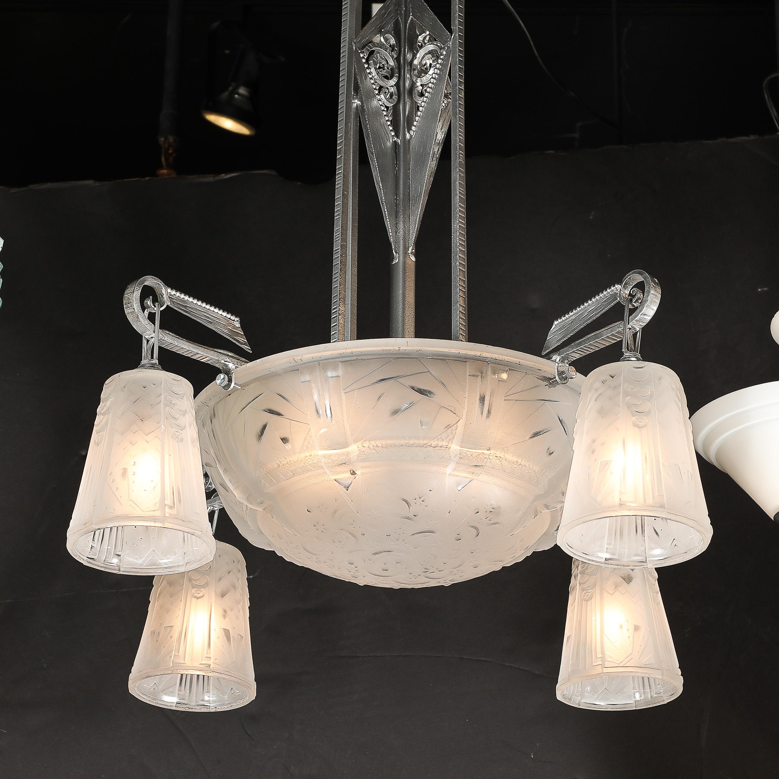Francese Lampadario Art Deco a 4 bracci in vetro smerigliato e bronzo argentato firmato Muller Frères in vendita