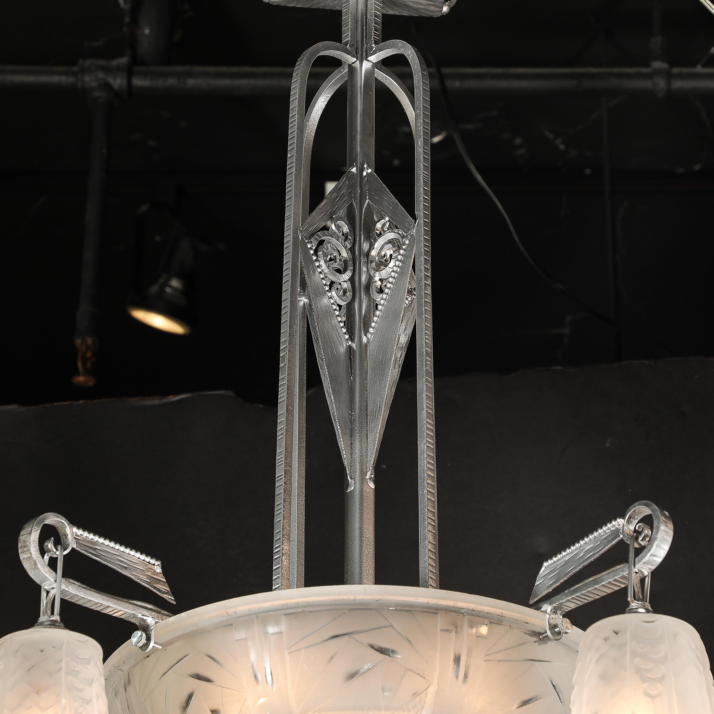 Lampadario Art Deco a 4 bracci in vetro smerigliato e bronzo argentato firmato Muller Frères In condizioni ottime in vendita a New York, NY