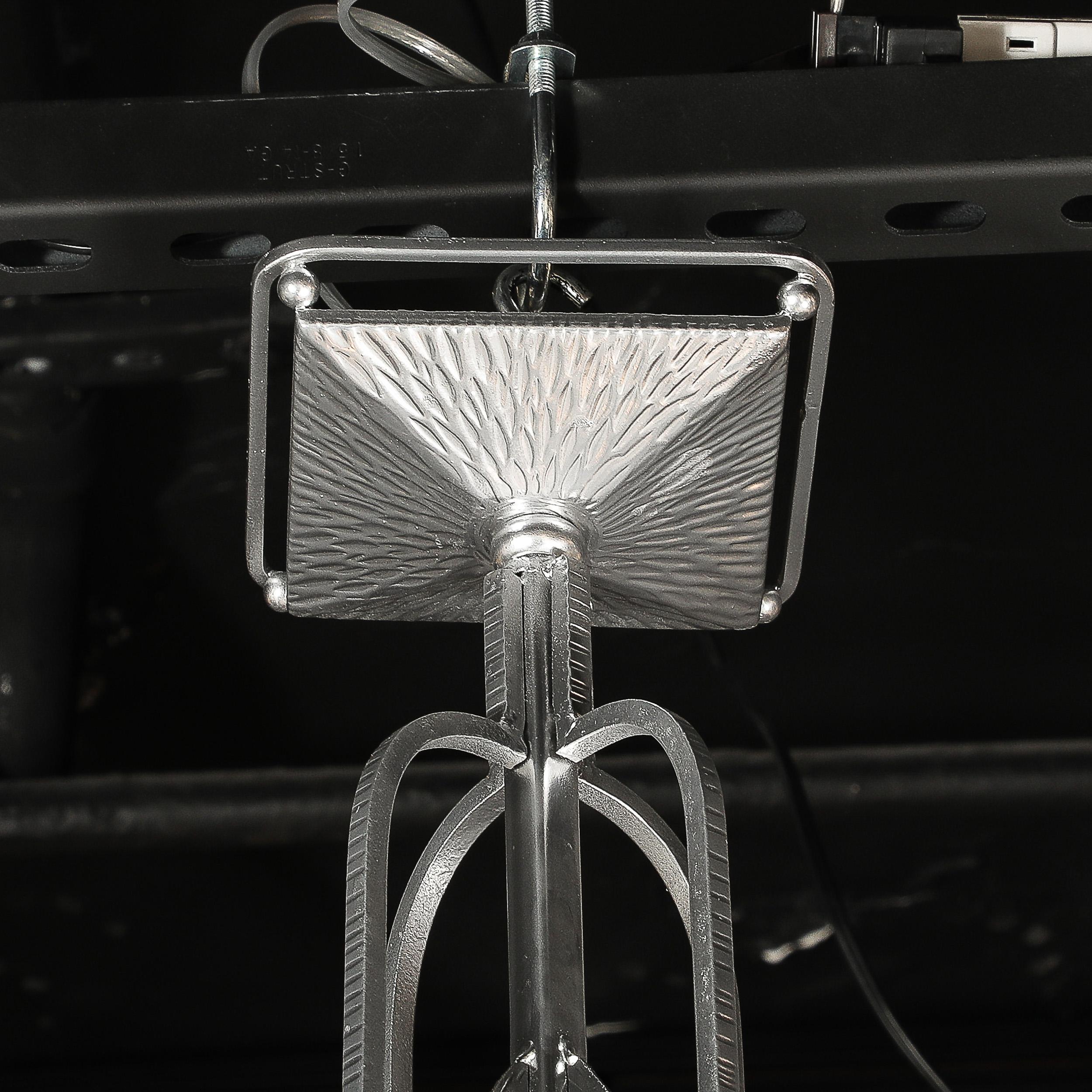 Metà XX secolo Lampadario Art Deco a 4 bracci in vetro smerigliato e bronzo argentato firmato Muller Frères in vendita