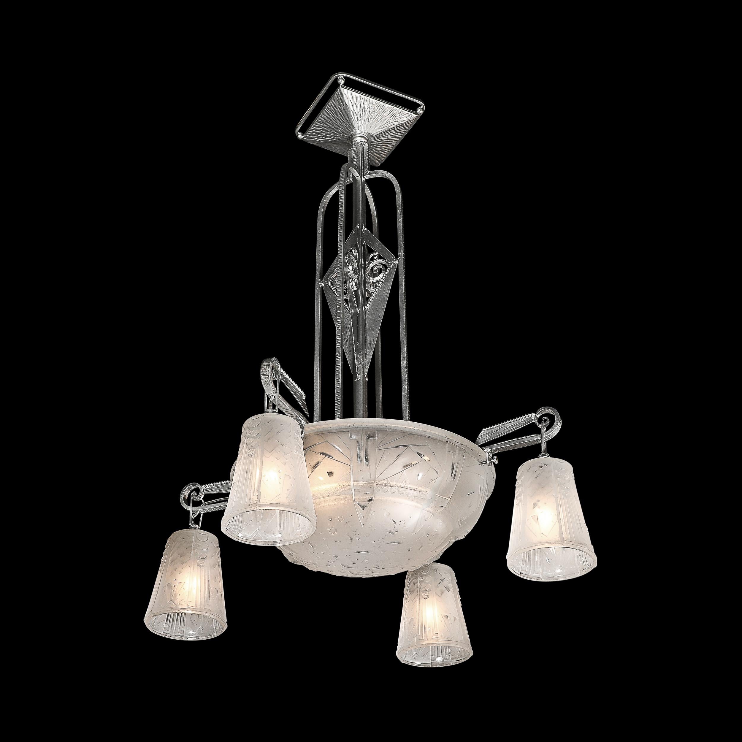 Bronzo Lampadario Art Deco a 4 bracci in vetro smerigliato e bronzo argentato firmato Muller Frères in vendita