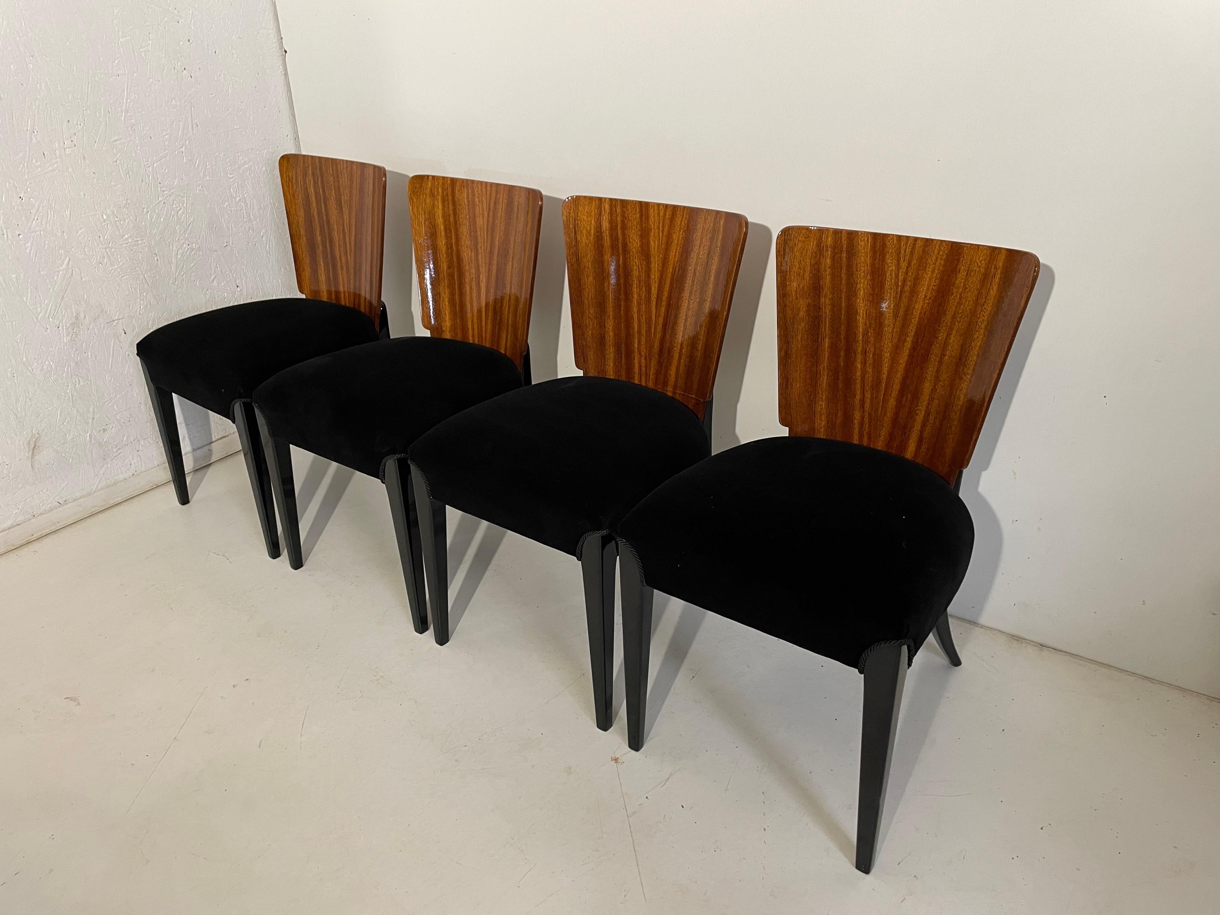 Art Déco quatre chaises par J. Halabala de 1940 nous présentons les chaises par J. Halabala des années 1940 (un designer tchèque classé parmi les créateurs les plus remarquables de la période moderne. L'apogée de sa carrière se situe dans les années