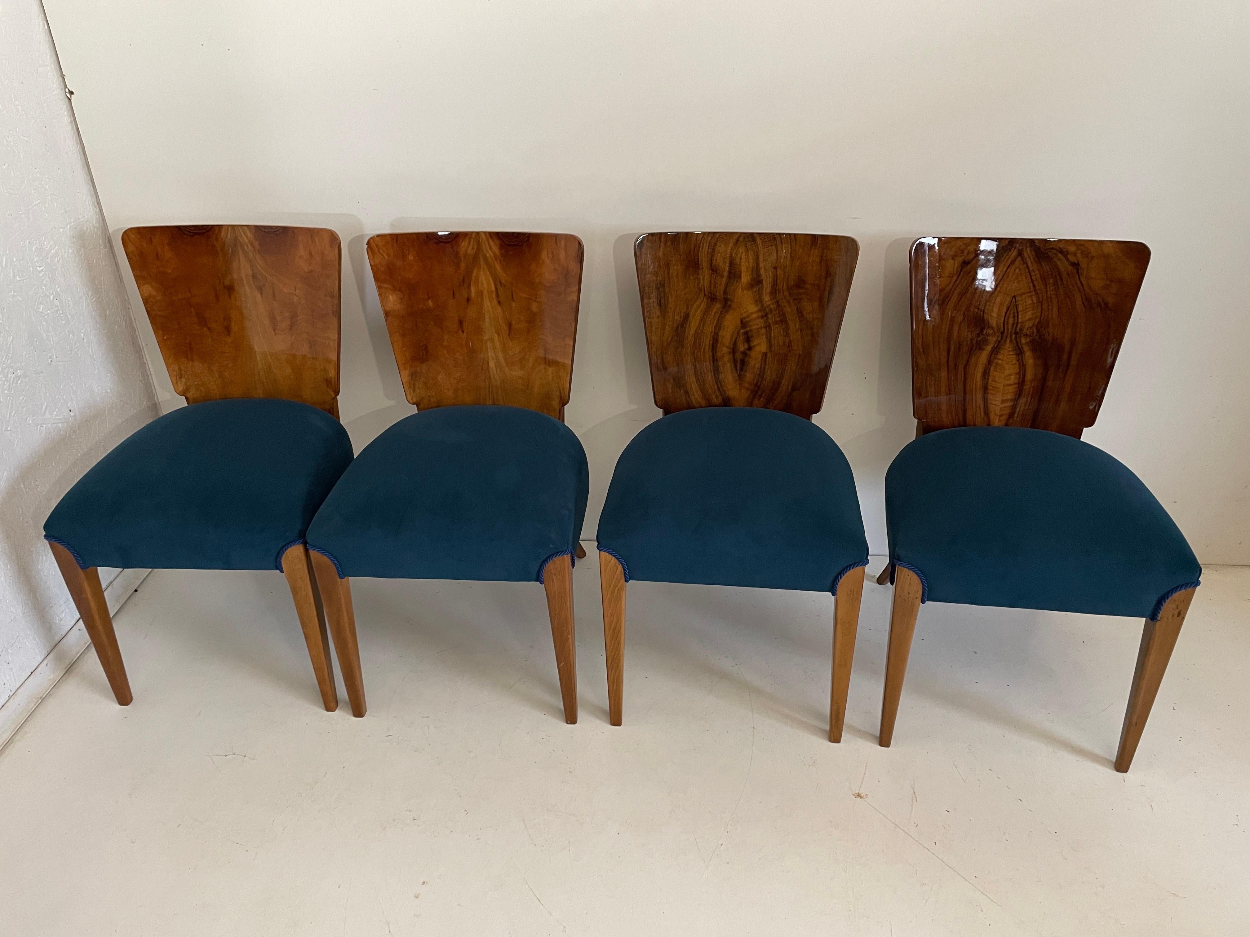 Art Déco quatre chaises par J. Halabala de 1940 nous présentons les chaises par J. Halabala des années 1940 (un designer tchèque classé parmi les créateurs les plus remarquables de la période moderne. L'apogée de sa carrière se situe dans les années