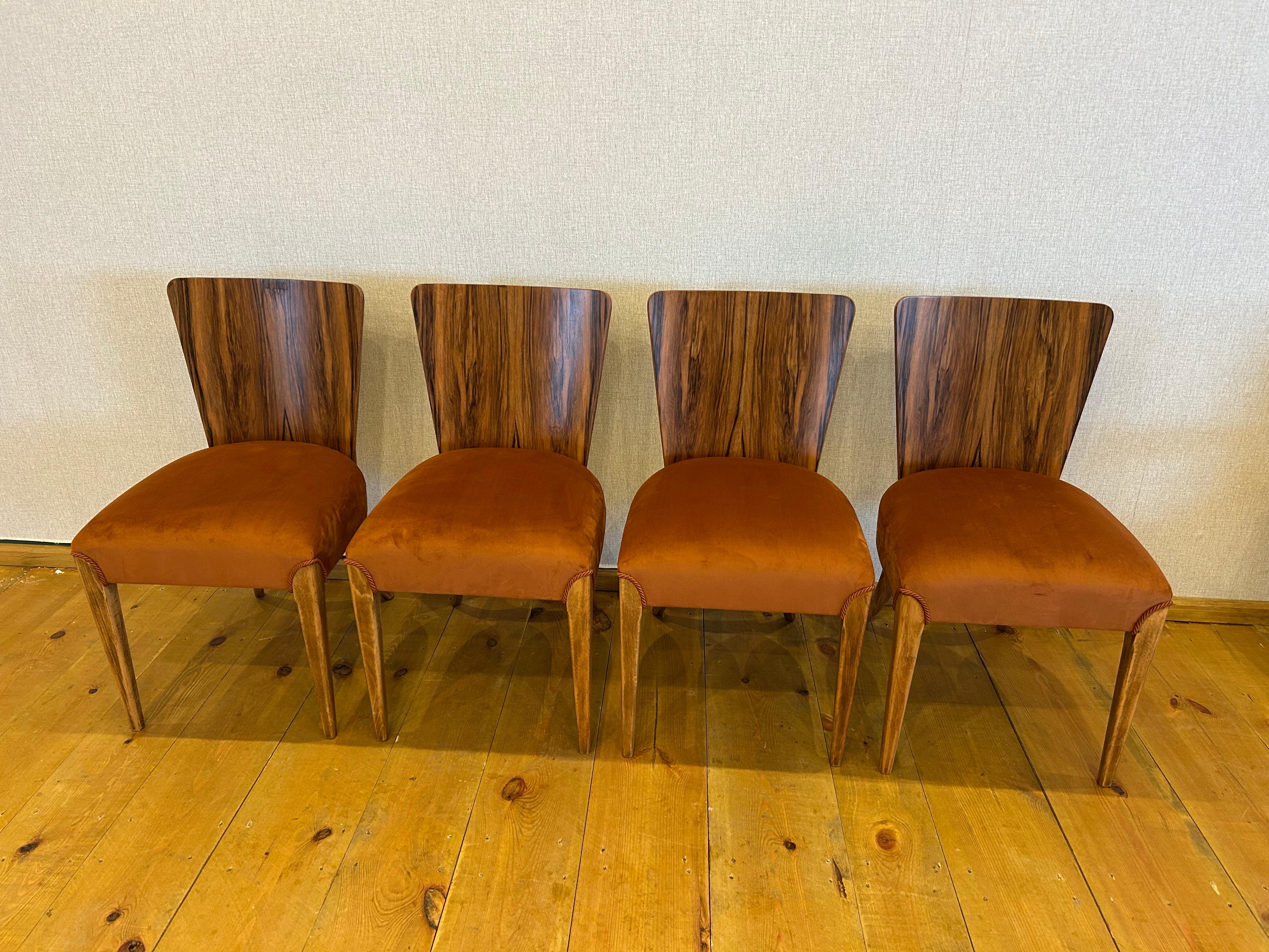 Art Deco vier Stühle von J. Halabala aus dem Jahr 1940 präsentieren wir die Stühle von J. Halabala aus den 1940er Jahren (ein tschechischer Designer, der zu den bedeutendsten Schöpfern der Moderne zählt. Der Höhepunkt seiner Karriere fiel in die