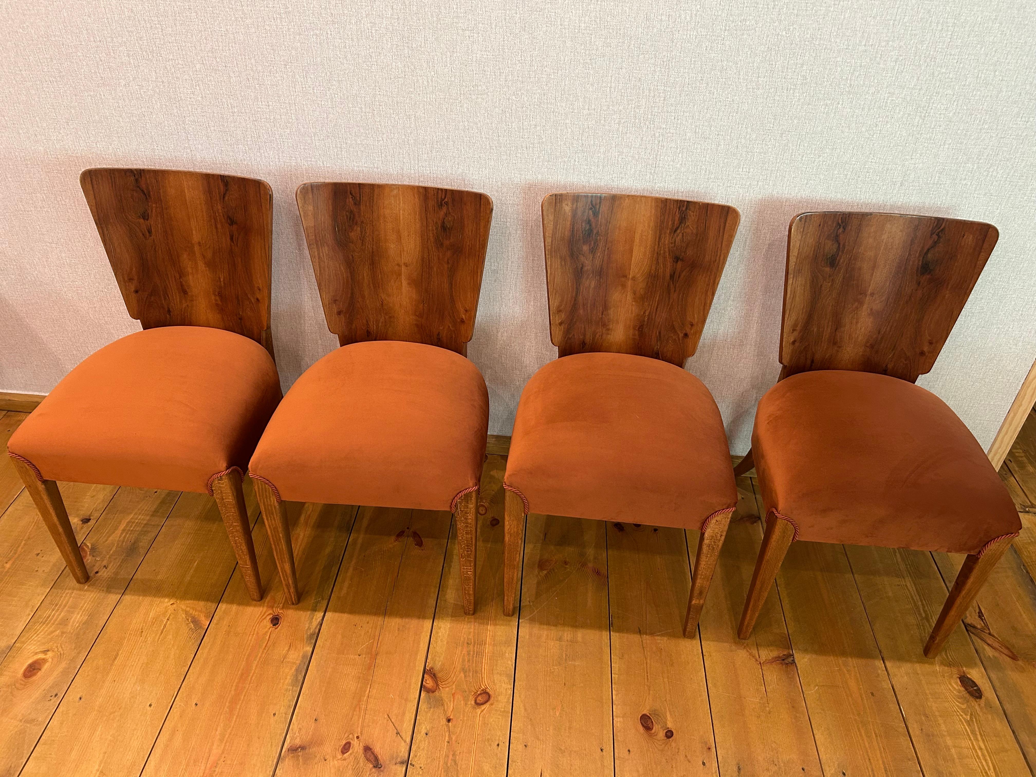 Art Deco 4 Stühle J. Halabala (Walnuss) im Angebot