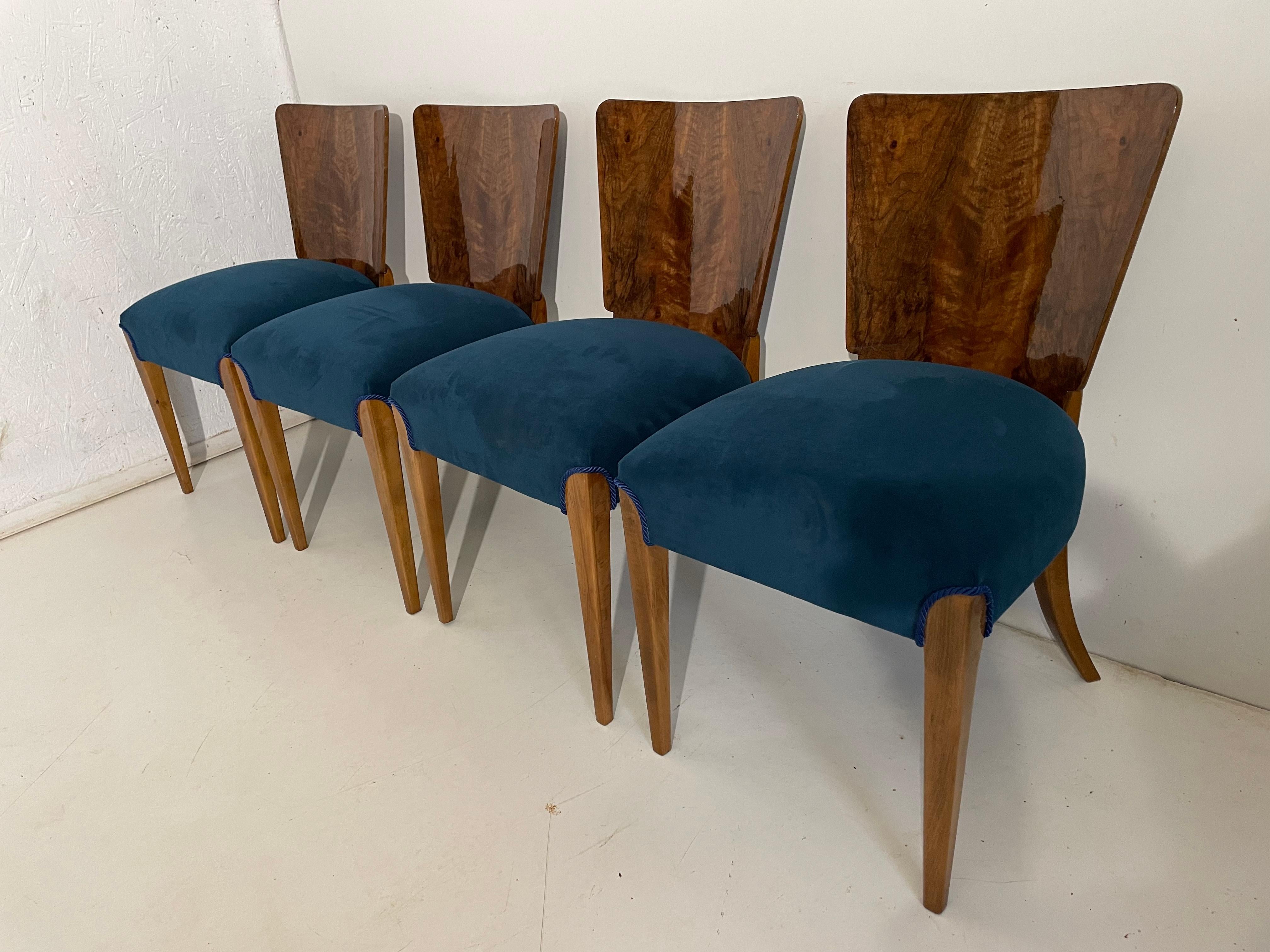 Art Deco vier Stühle von J. Halabala aus dem Jahr 1940 präsentieren wir die Stühle von J. Halabala aus den 1940er Jahren (ein tschechischer Designer, der zu den bedeutendsten Schöpfern der Moderne zählt. Den Höhepunkt seiner Karriere erlebte er in