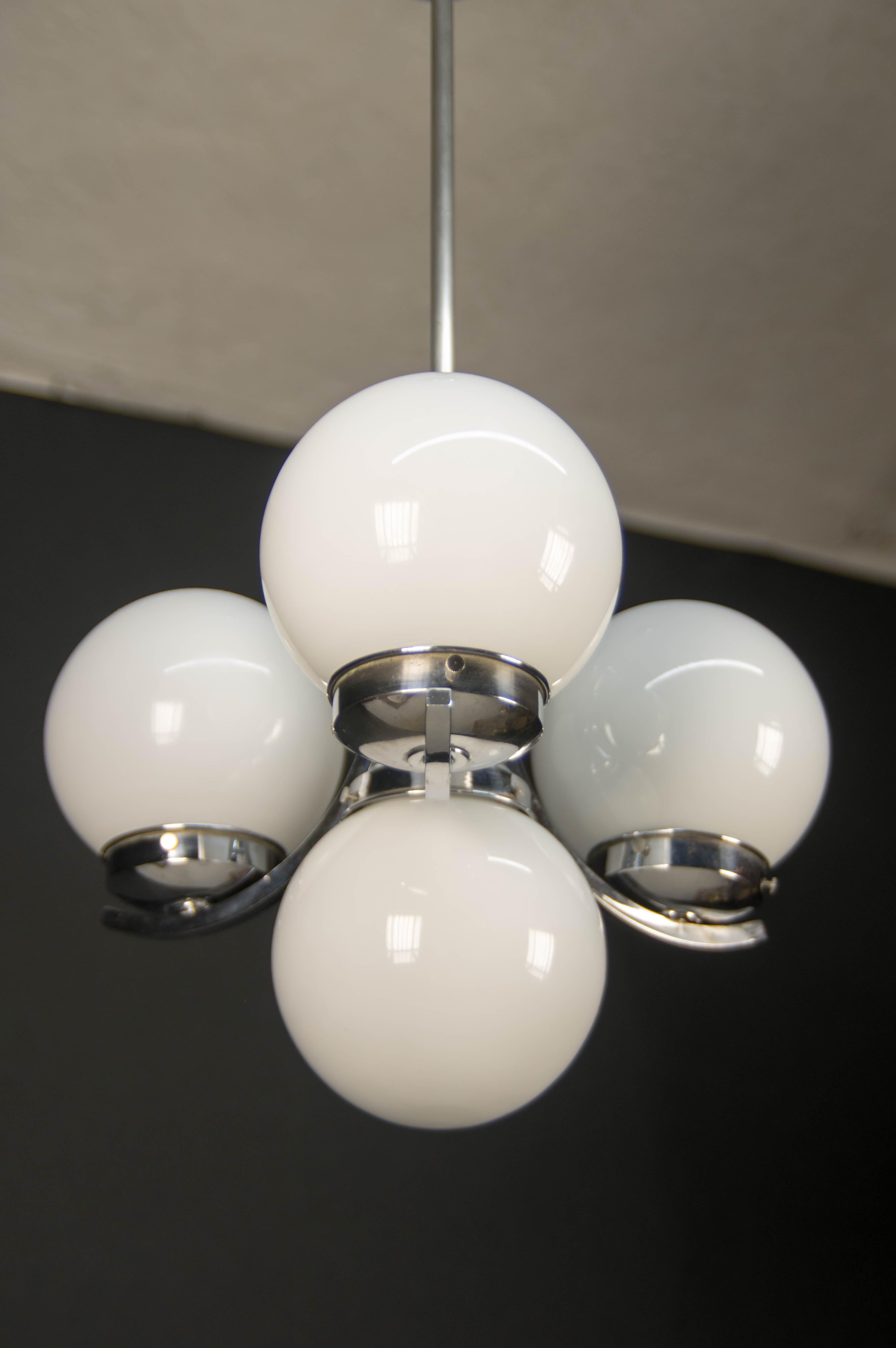 Rewired - two separate circuits: 1+3 E25-E27 bulbs, 4x40W
US wiring compatible
Glass in perfect condition
Diameter of the globe 15cm
Chrome with minor age patina - polished.