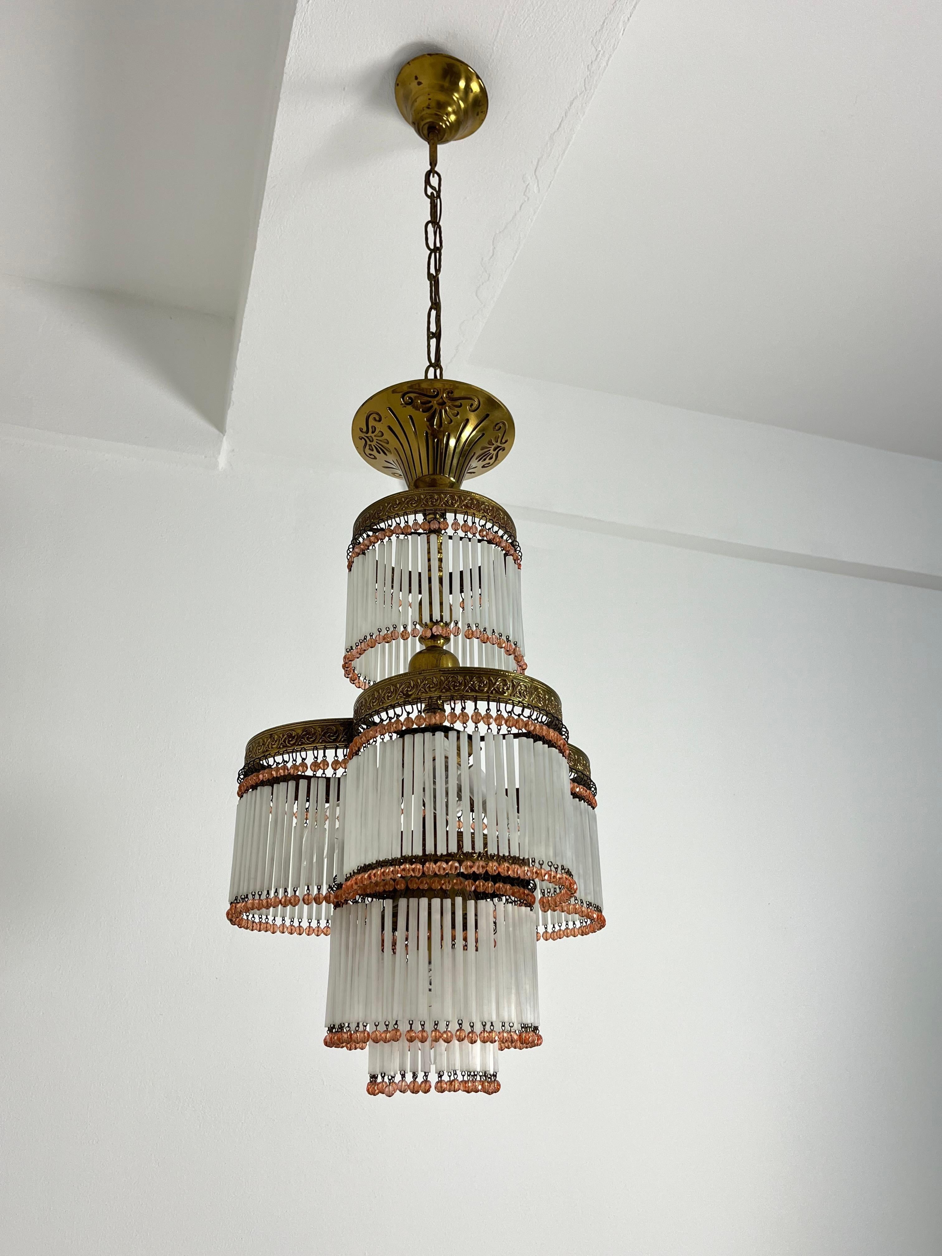 Lámpara Art Decó de 4 luces en latón y cristal, años 40, flecos de colores mediados del siglo XX en venta
