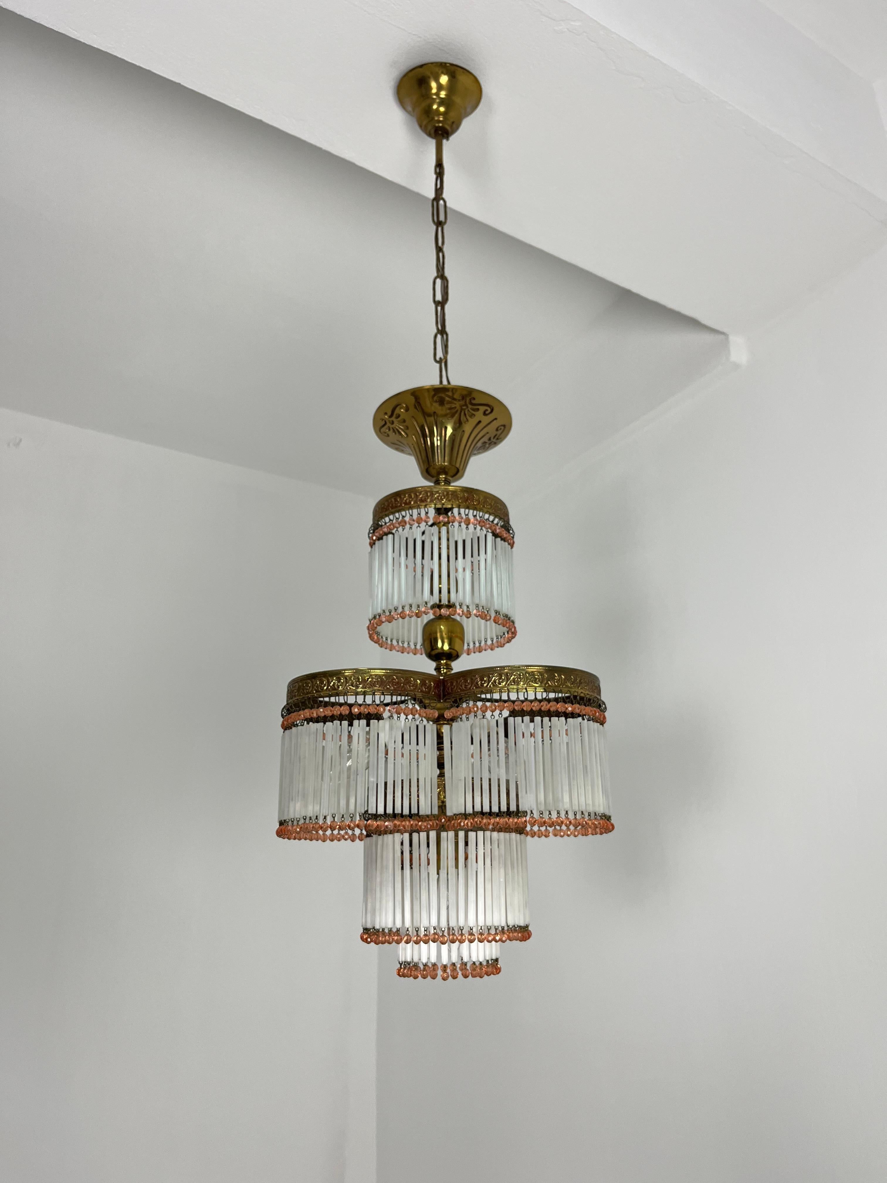 Lámpara Art Decó de 4 luces en latón y cristal, años 40, flecos de colores Latón en venta