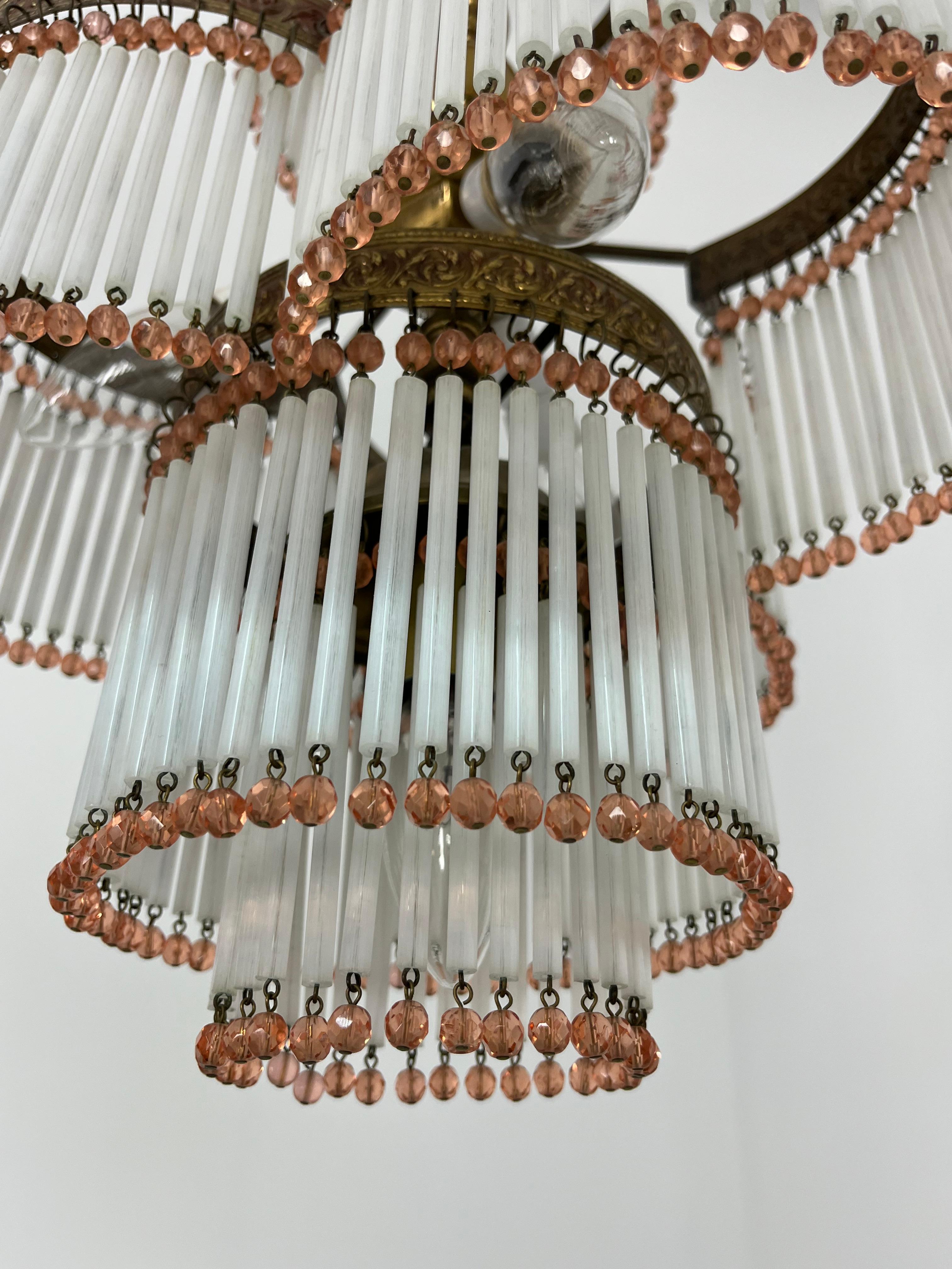 Lámpara Art Decó de 4 luces en latón y cristal, años 40, flecos de colores en venta 1