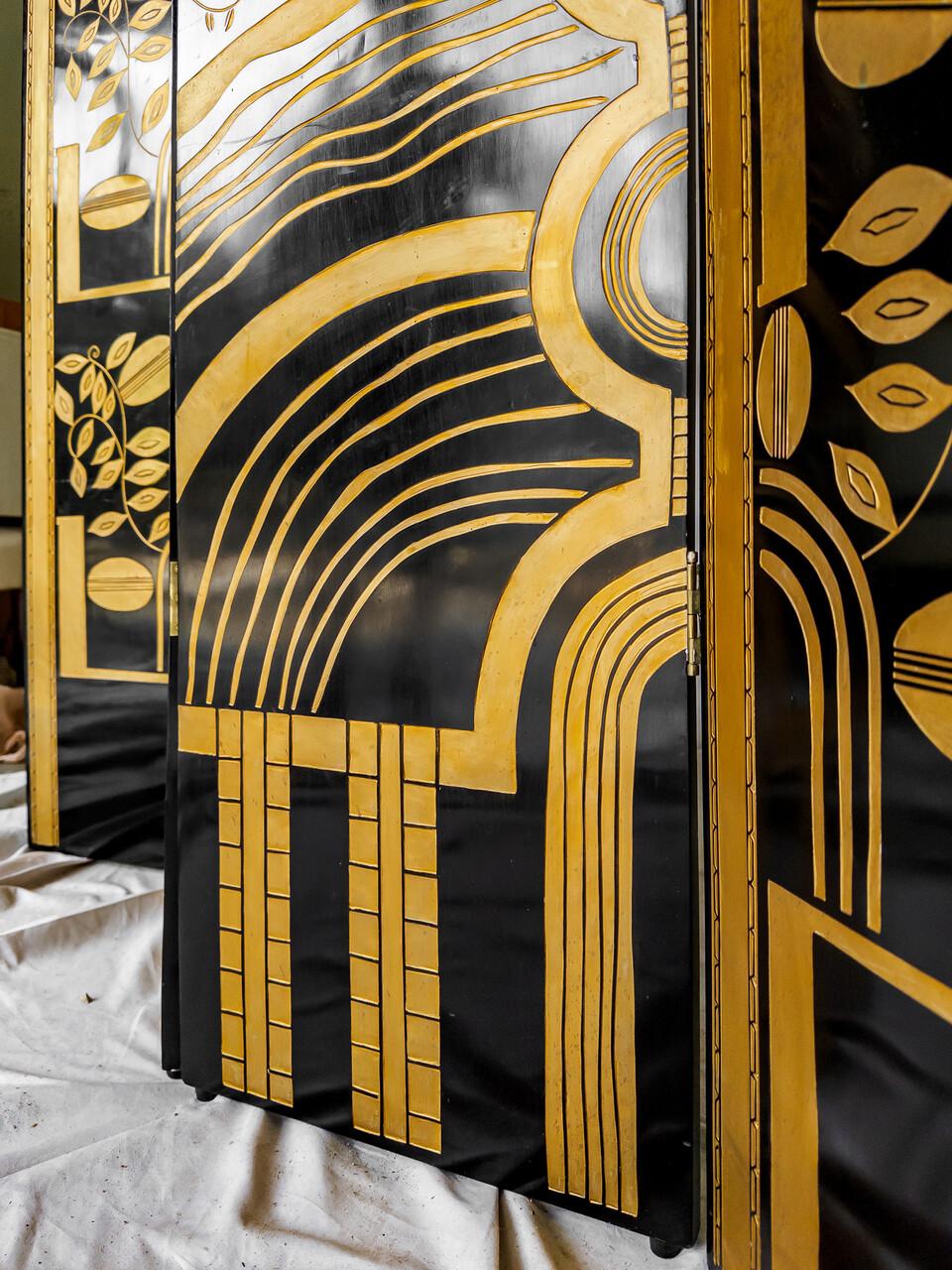 This stunning 4-panel screen embodies the timeless allure of Art Deco elegance, crafted with meticulous attention to detail. Resplendent in black lacquer and adorned with exquisite gold gilt accents, it exudes sophistication and glamour reminiscent