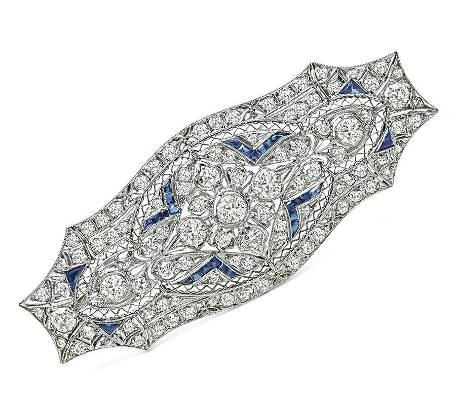 Si tratta di una bellissima spilla in platino dell'epoca Art Deco. La spilla è incastonata con scintillanti diamanti taglio old mine che pesano circa 4.00ct. Il colore di questi diamanti è H con purezza VS. I diamanti sono accentuati da deliziosi