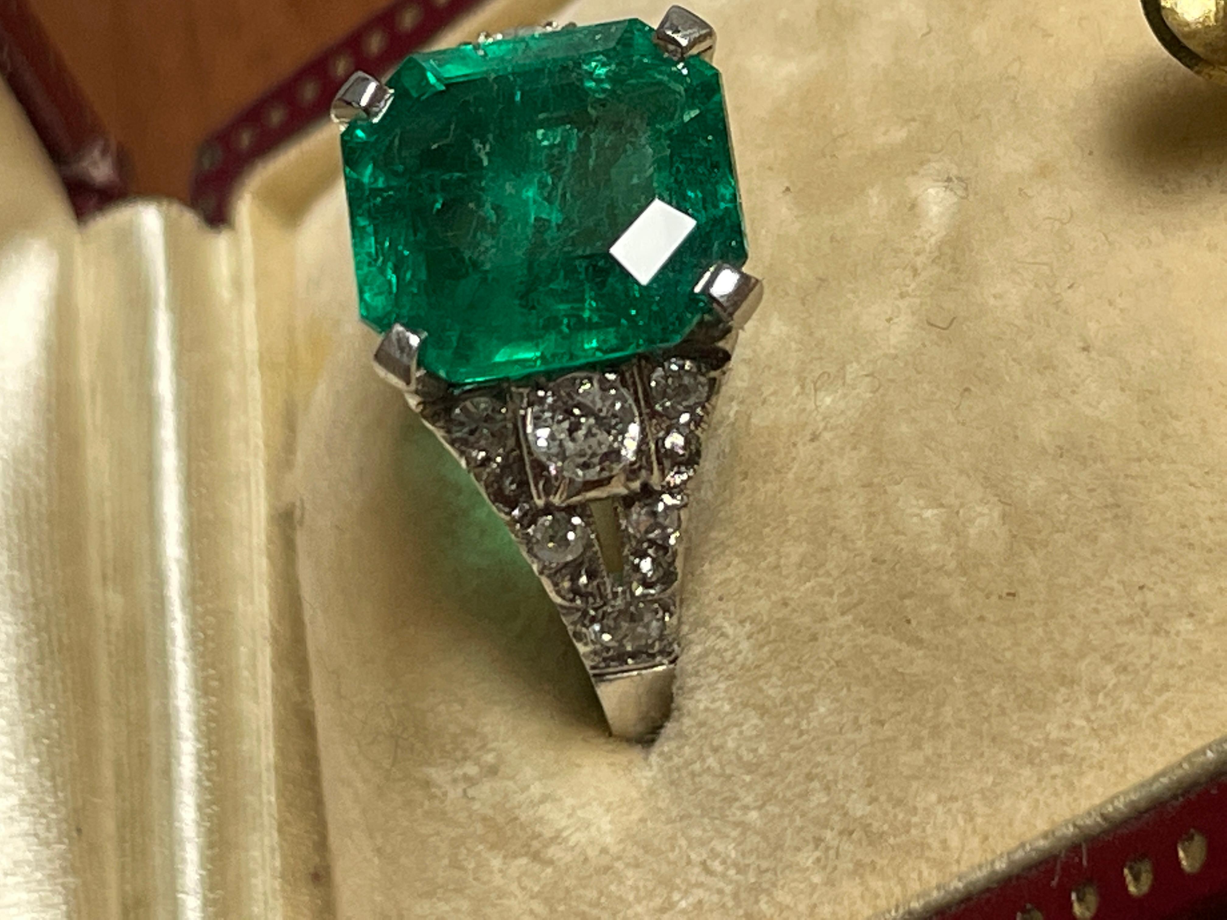 Wunderschöner 4,03 ct Kolumbien Minor Öl Smaragd, eingefasst in einen Art Deco Ring aus Platin und Diamanten. Die Farbe dieses Smaragds ist von höchster Qualität.
Zertifikat AGL, das den Smaragd von 4,03cts als Kolumbien Minor Oil traditioneller Typ
