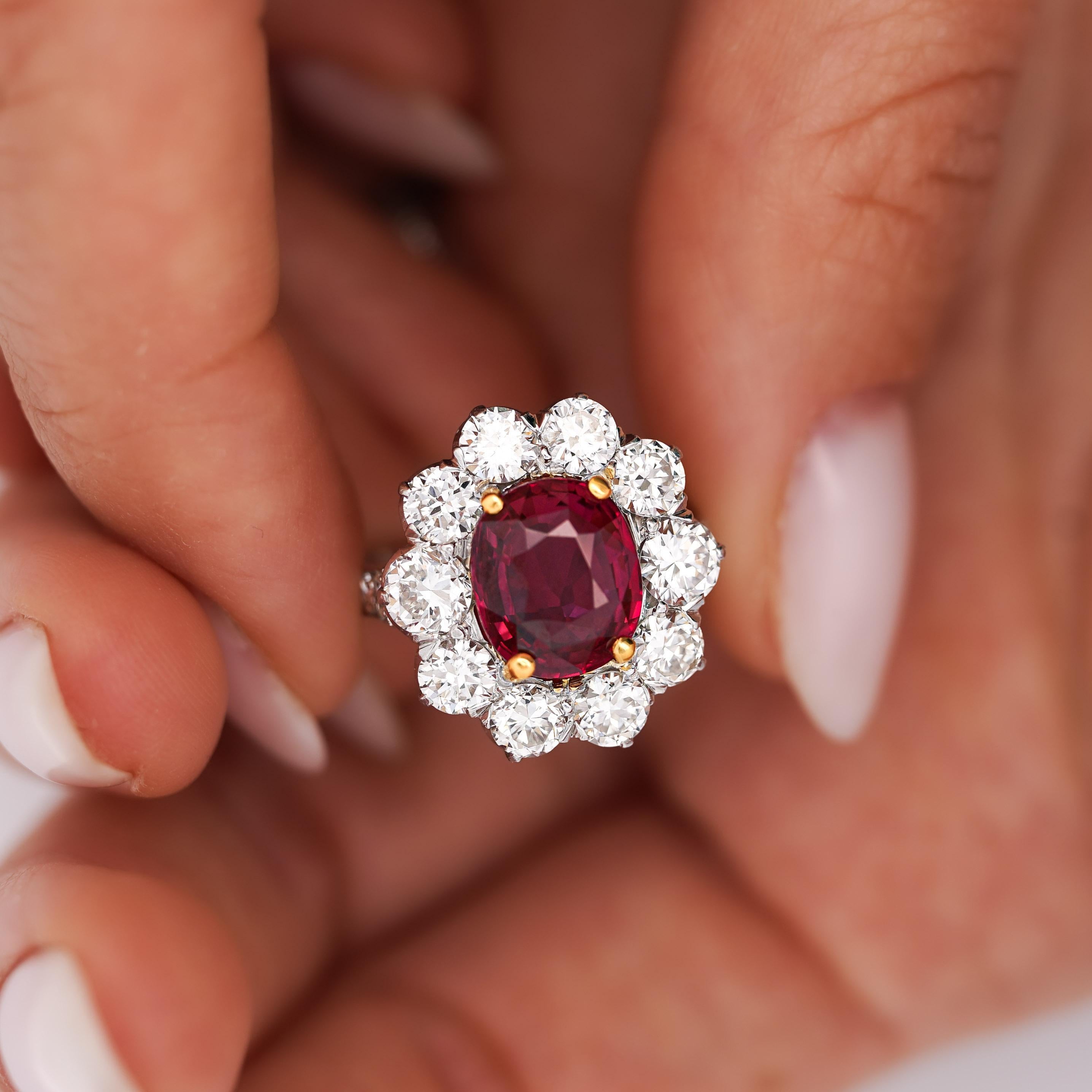 Bague Vintage Art of Vintage en platine avec un rubis thaïlandais ovale de 4,05 carats, certifié par AGL. Le rubis est entouré d'un halo de diamants européens anciens et de diamants de taille française, totalisant 2,20 carats. Bague taille 7,