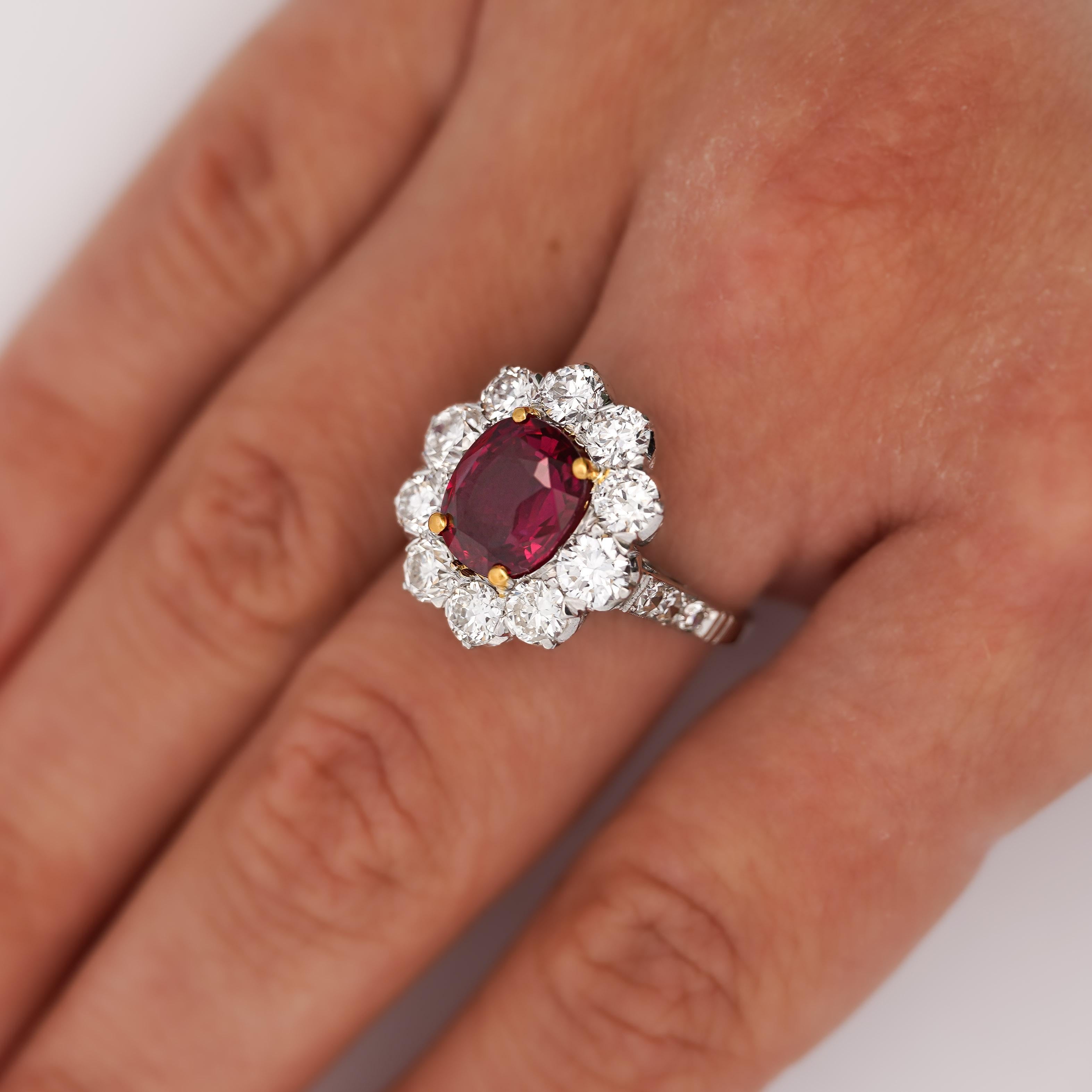 Taille ovale Bague Art déco en platine avec halo de rubis et de diamants Old Euro de 4,05 carats - Certifiée AGL en vente