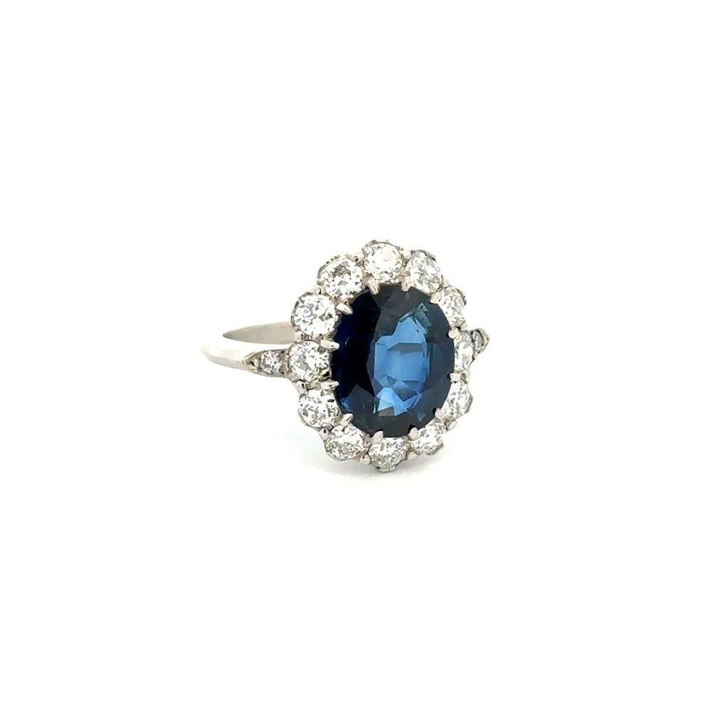 Tout simplement magnifique ! Bague art déco en platine avec saphir ovale de 4,11 carats, GIA et diamant OEC. Au centre, un saphir bleu ovale de 4,11 carats GIA serti à la main. Entouré de diamants de taille européenne ancienne, pesant environ 1.19