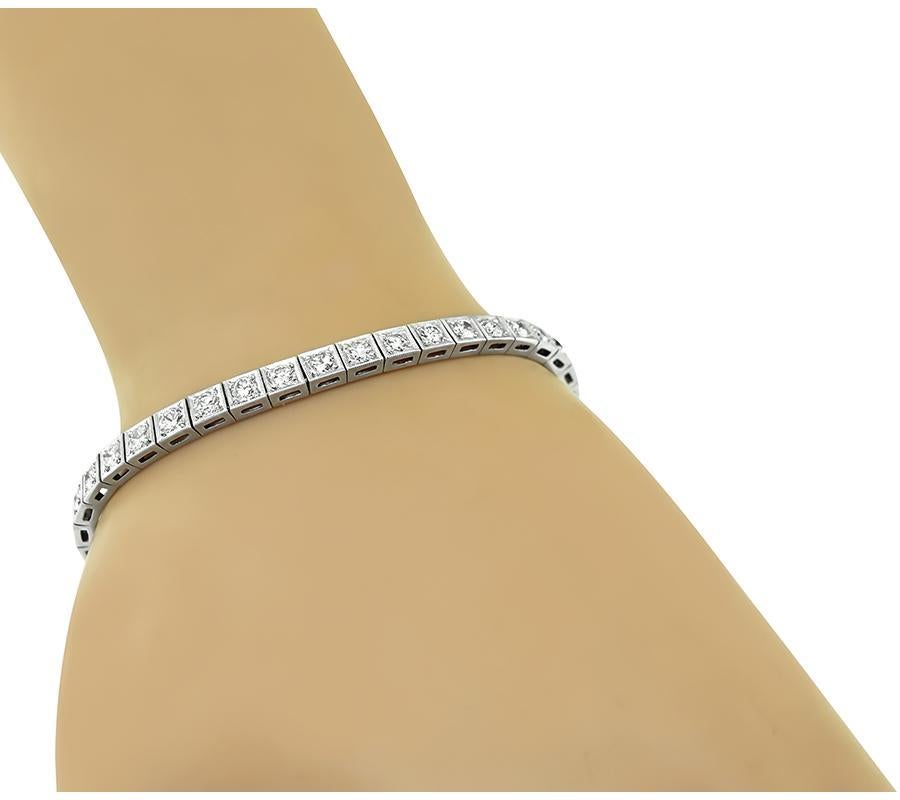 Se trata de un fabuloso brazalete de platino de la época Art Déco. La pulsera está engastada con brillantes diamantes de talla redonda que pesan aproximadamente 4.20 ct. El color de estos diamantes es F con claridad VS. La pulsera mide 7 pulgadas de