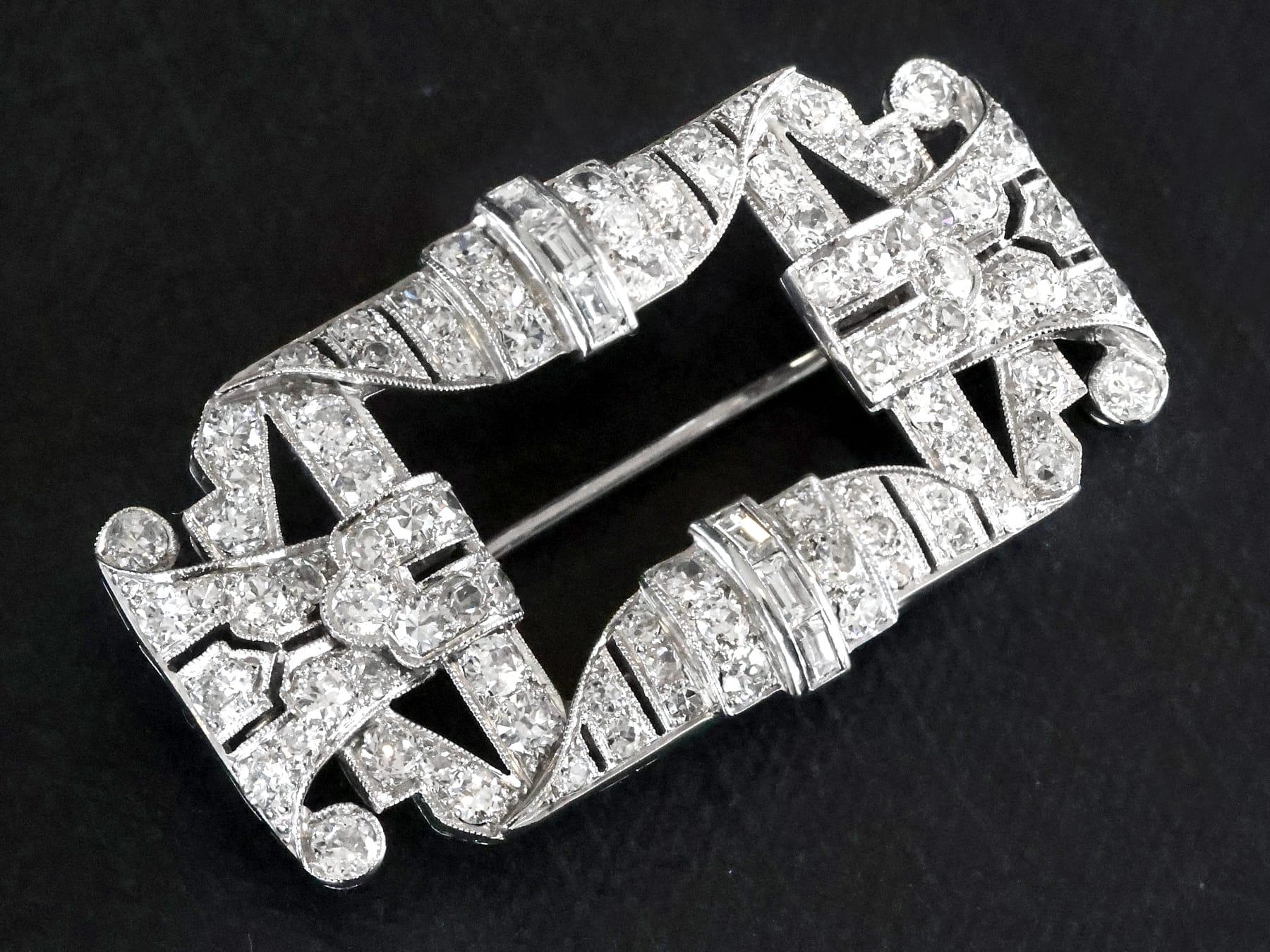 Art Decó Broche de diamantes y platino de 4,28 ct - Antiguo Circa 1930 en Excelente estado para la venta en Jesmond, Newcastle Upon Tyne