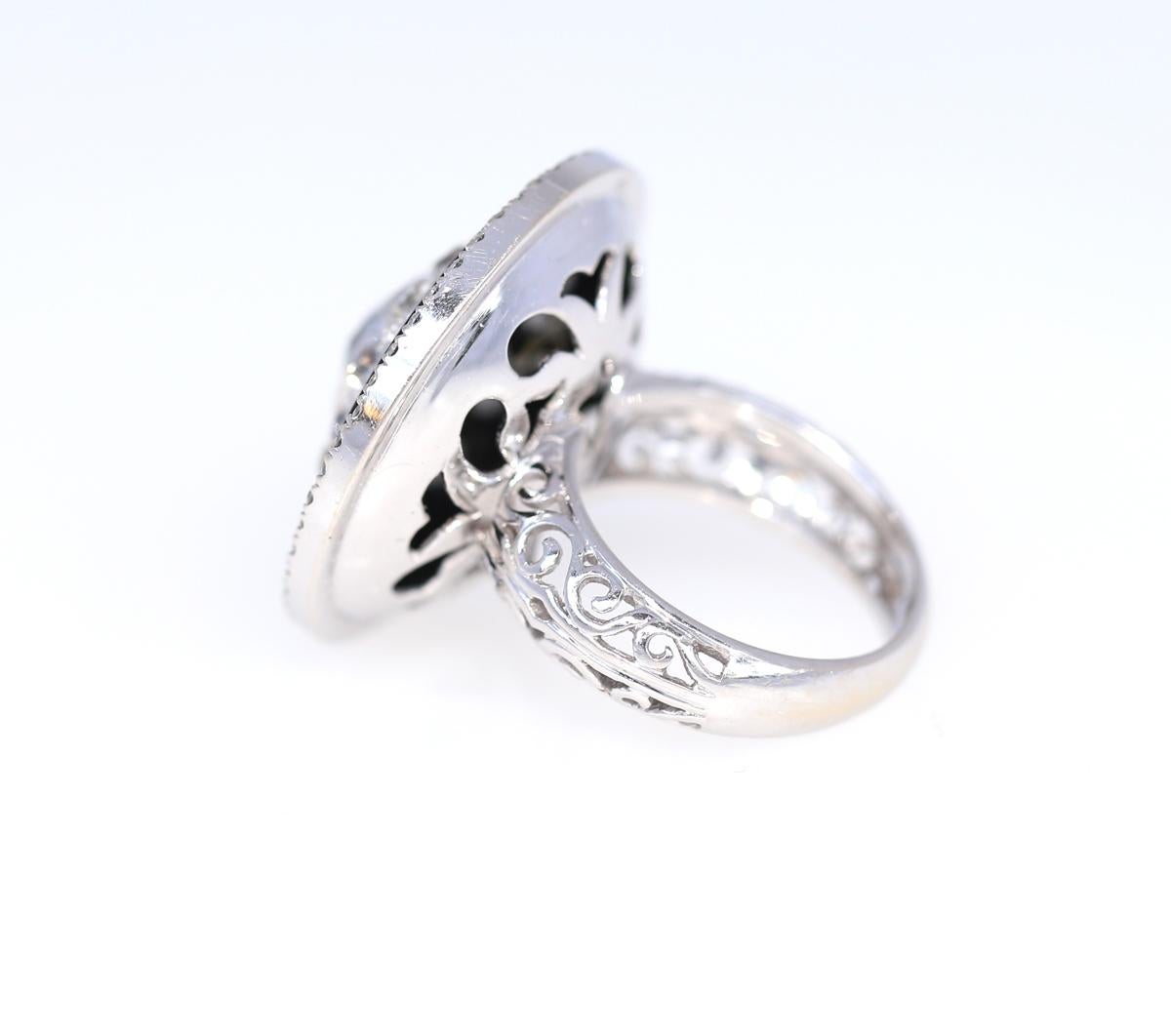 Taglio rotondo Anello Art Deco con diamanti e onice da 4,35 carati in oro bianco certificato, 1930 in vendita