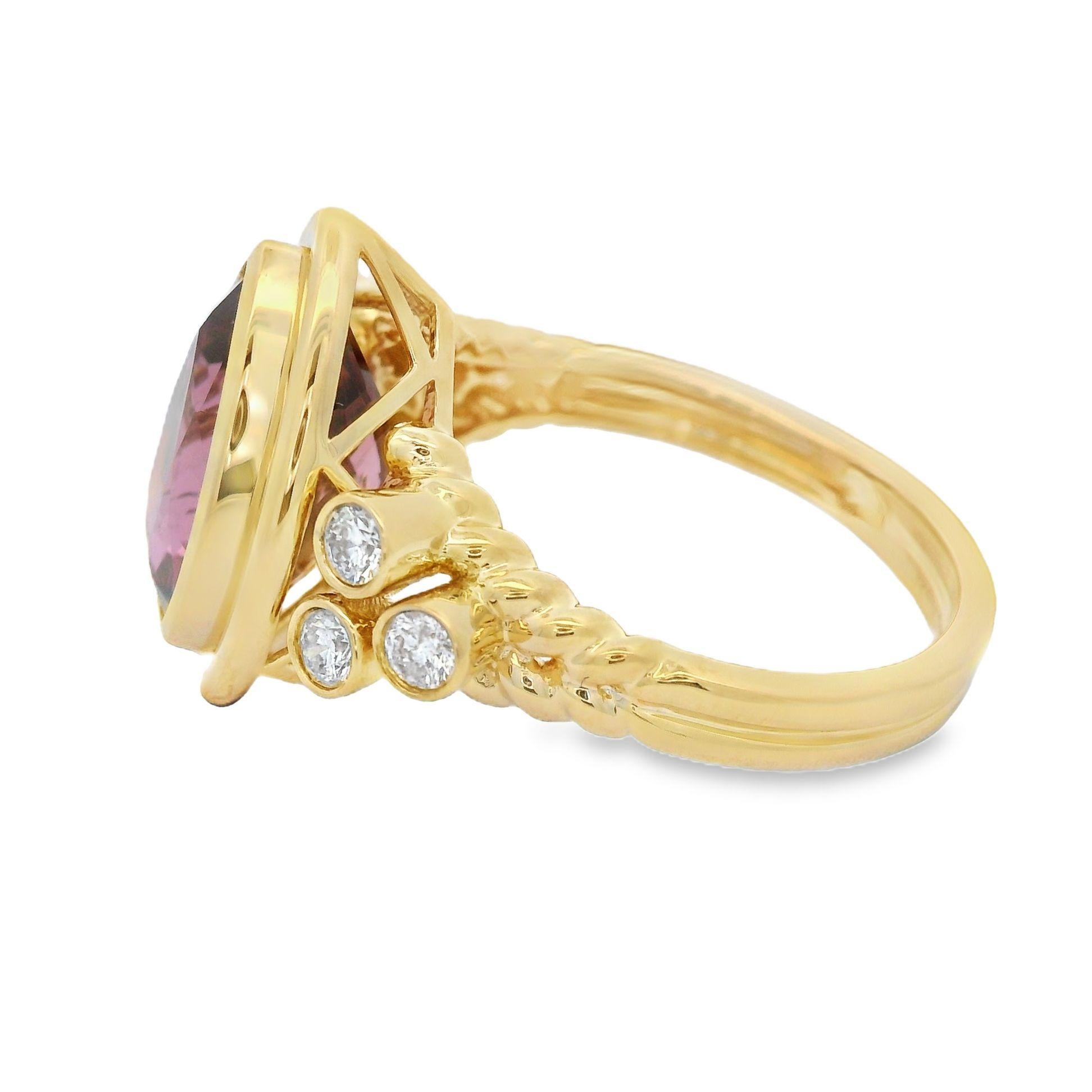 Elegamment réalisée en or jaune 18 carats, cette bague exquise est ornée d'une étonnante tourmaline rose en forme de poire de 4,37 carats en guise de pièce maîtresse. Les teintes douces et roses de la tourmaline dégagent un charme romantique et
