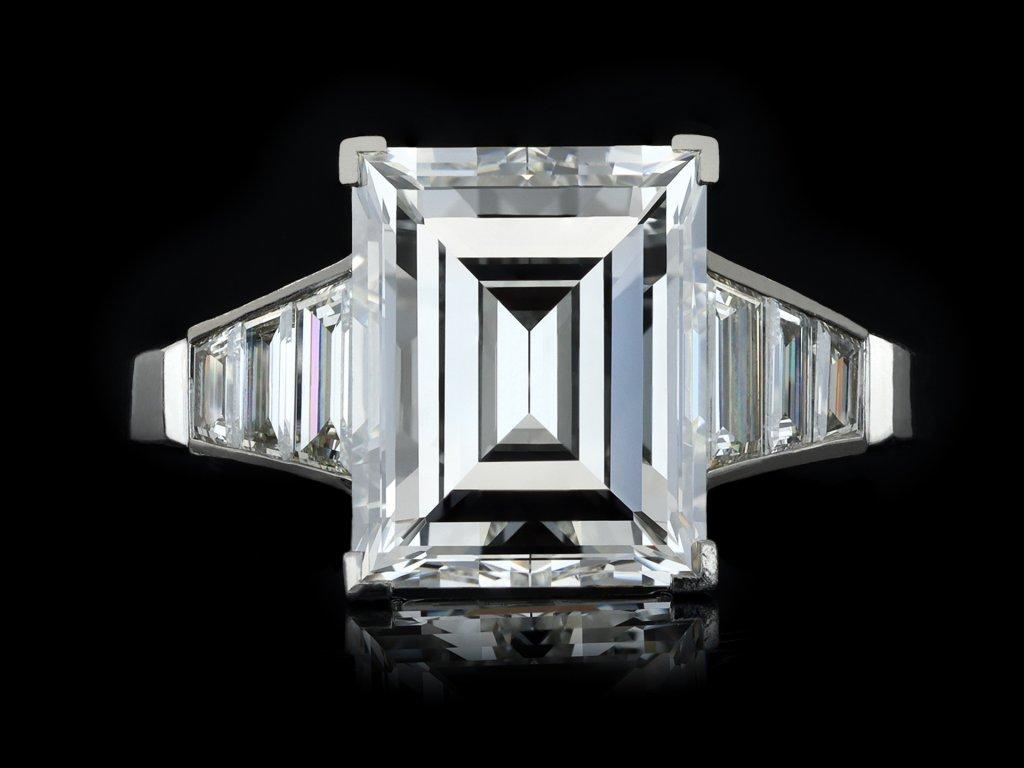 Art Deco 4,38 Karat Diamant-Stufenschliff flankiert Solitär-Ring, um 1930 für Damen oder Herren im Angebot