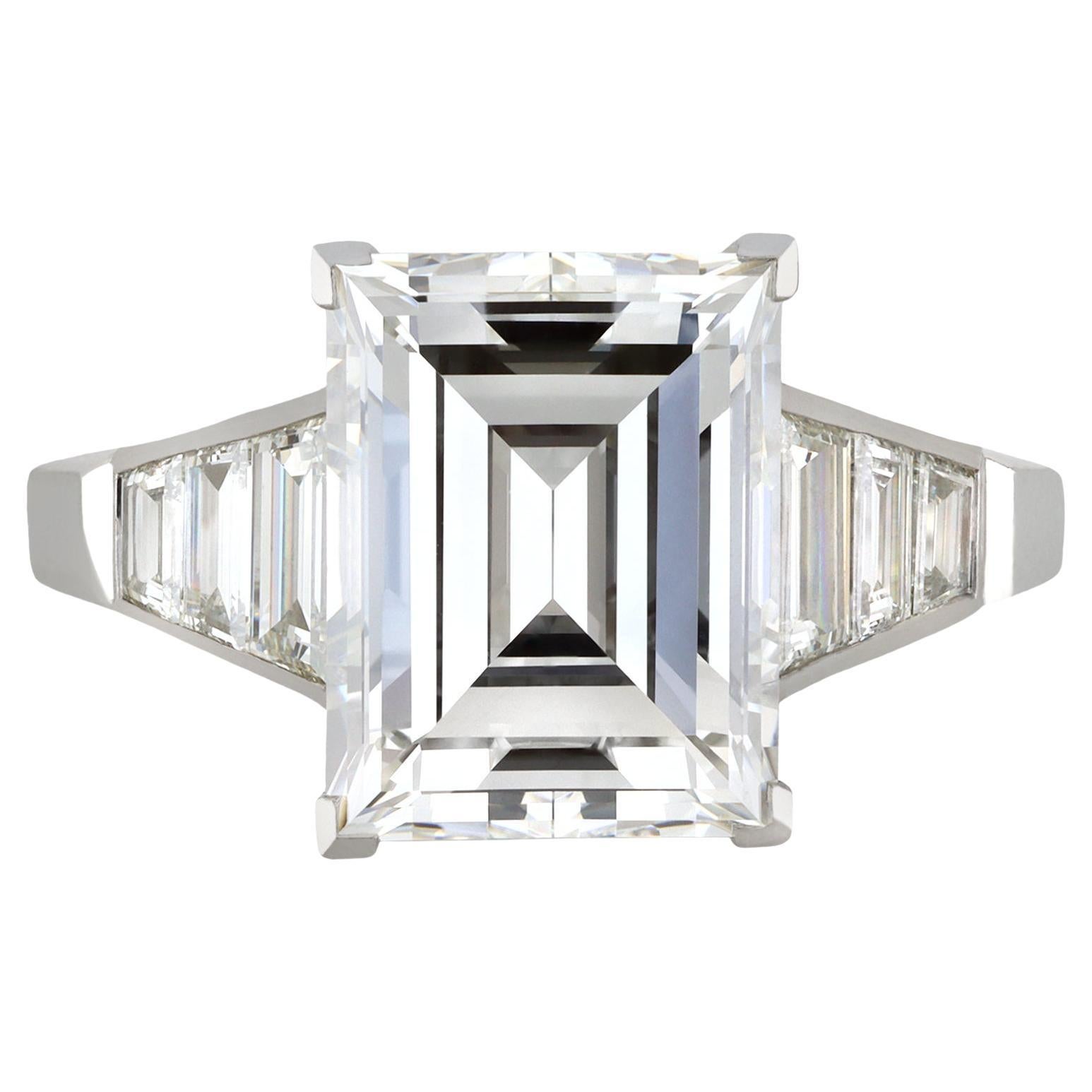 Art Deco 4,38 Karat Diamant-Stufenschliff flankiert Solitär-Ring, um 1930 im Angebot