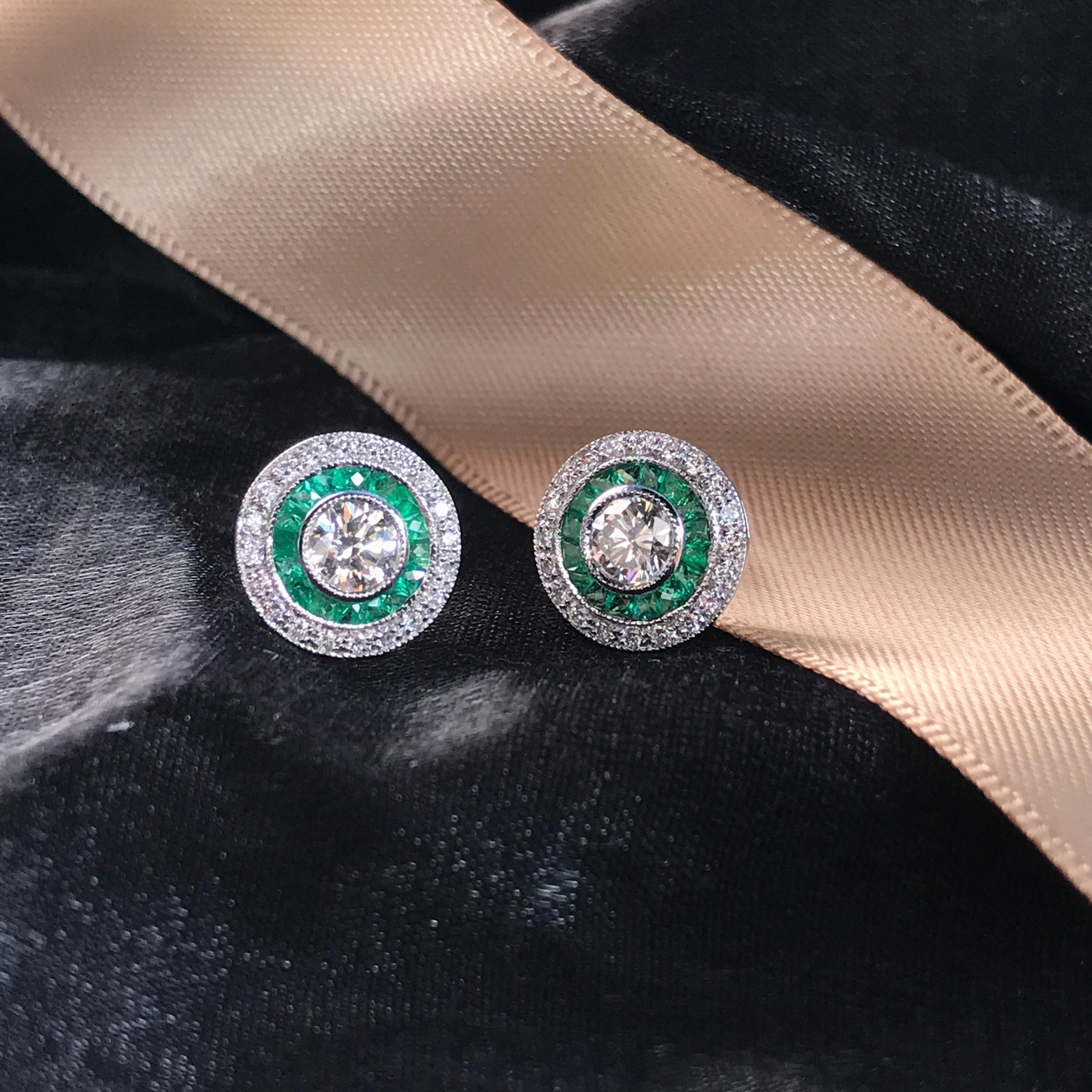 Round Cut Art Deco 4.4 Round Brilliant Diamond with Emerald Stud Earrings in 18K Gold For Sale