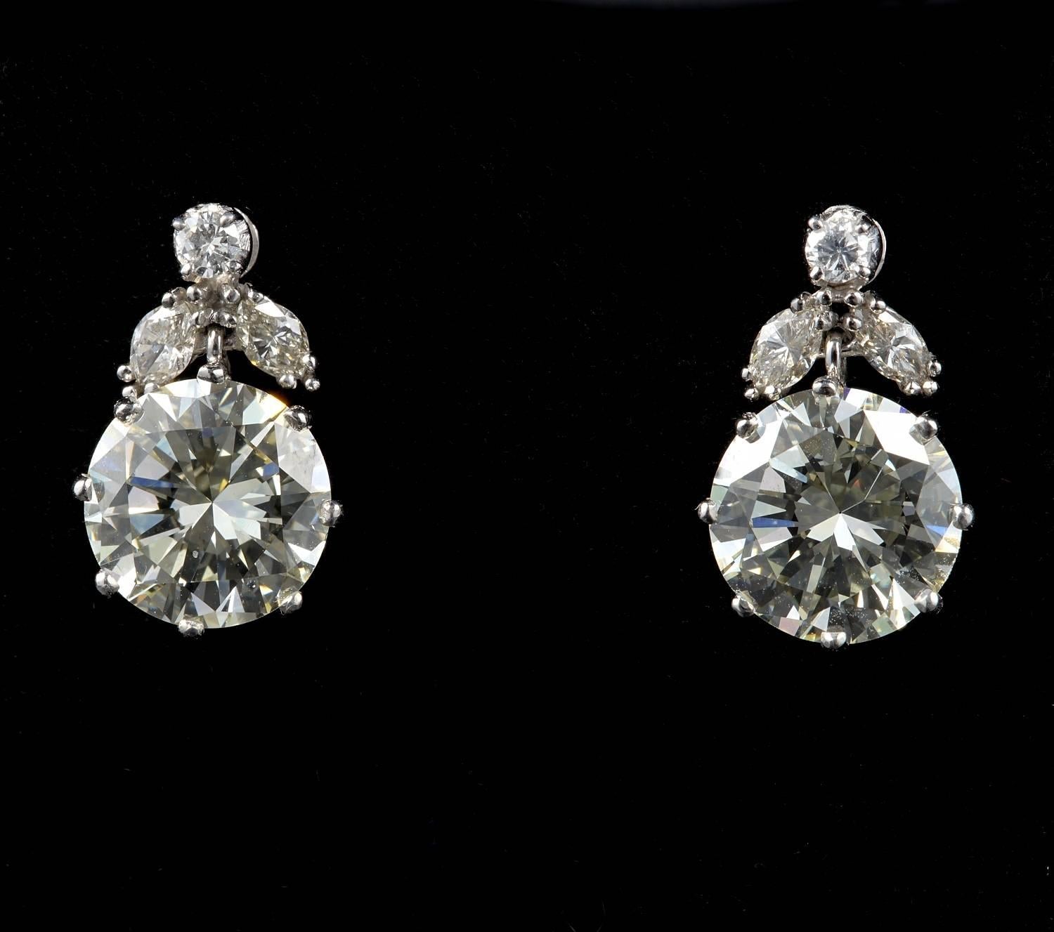 Extraordinary pair of late Art Deco Diamond solitaire Ear drops of large calibre and endless beauty.
Holding two Brilliant cut Diamonds solitaires 2.05 Ct for one 2.15 Ct for the other
although they spread as much as 2.50 Ct each having a full FIVE