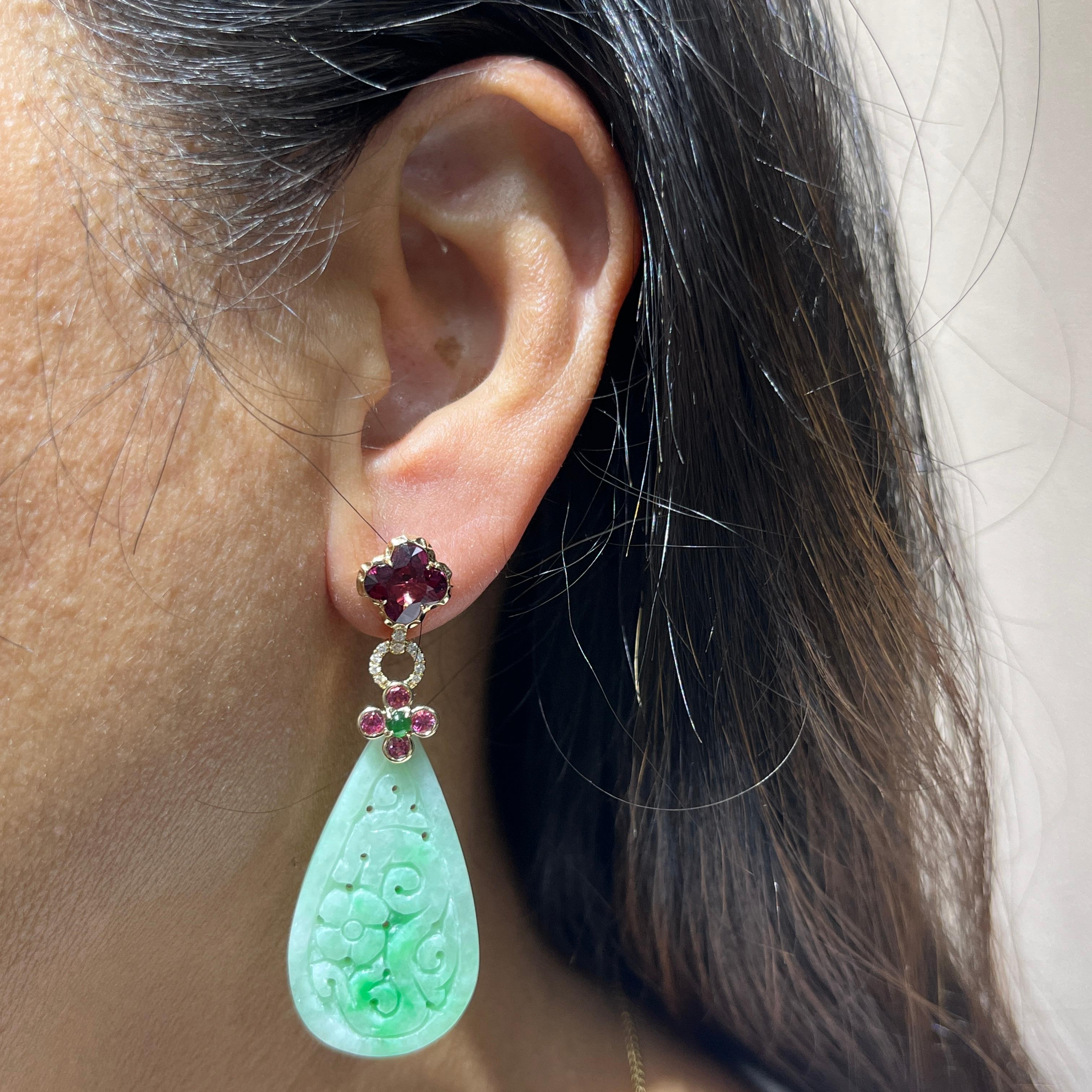Questi eleganti orecchini a goccia mostrano il fascino senza tempo della giada, impreziosito da gemme vibranti e da una raffinata lavorazione artigianale. Ciascun orecchino è centrato da un paio di luminose gocce di giada, per un peso totale di